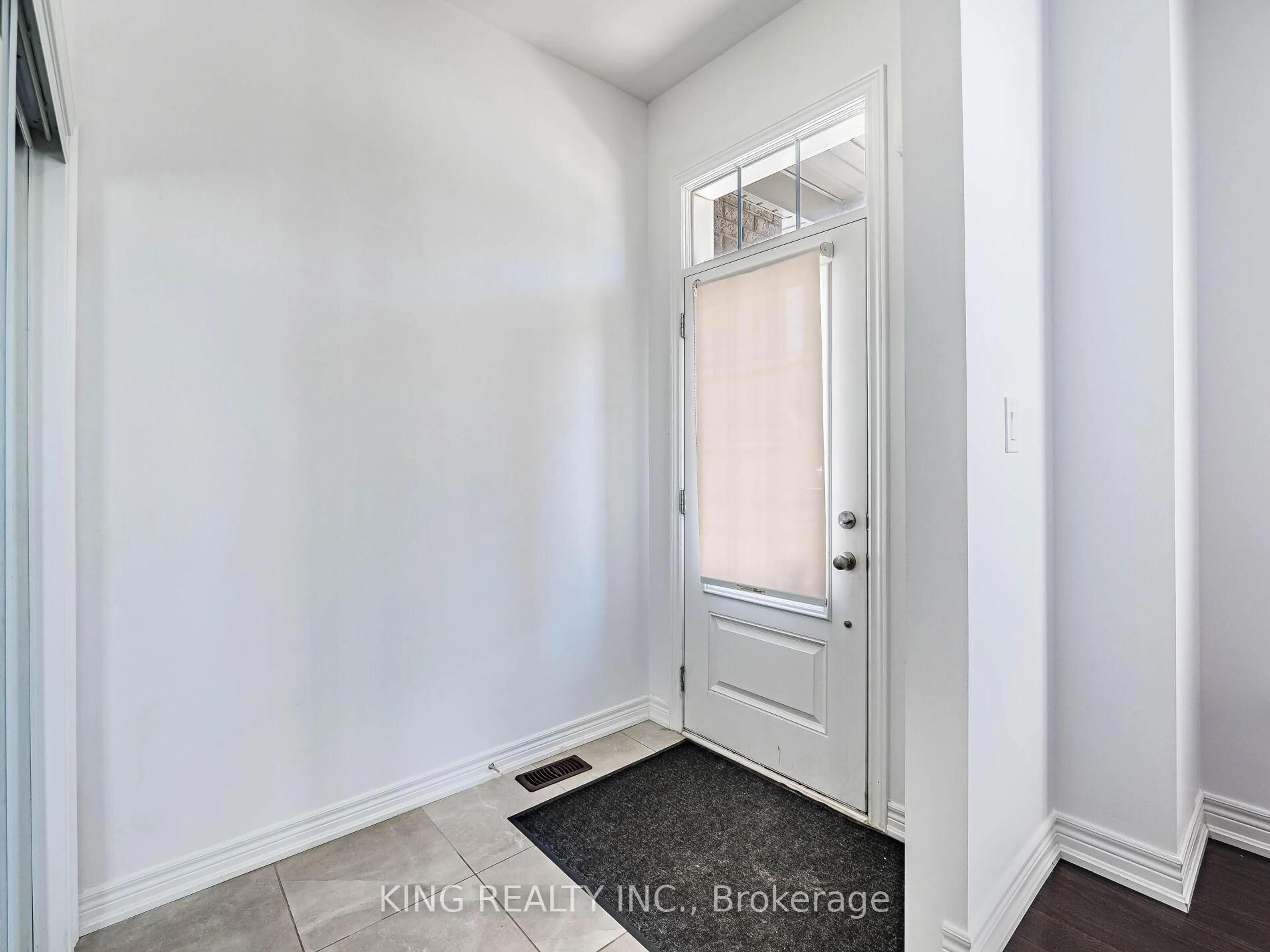 Indoor entryway for 18 Ledger Point Cres, Brampton Ontario L6R 1X8