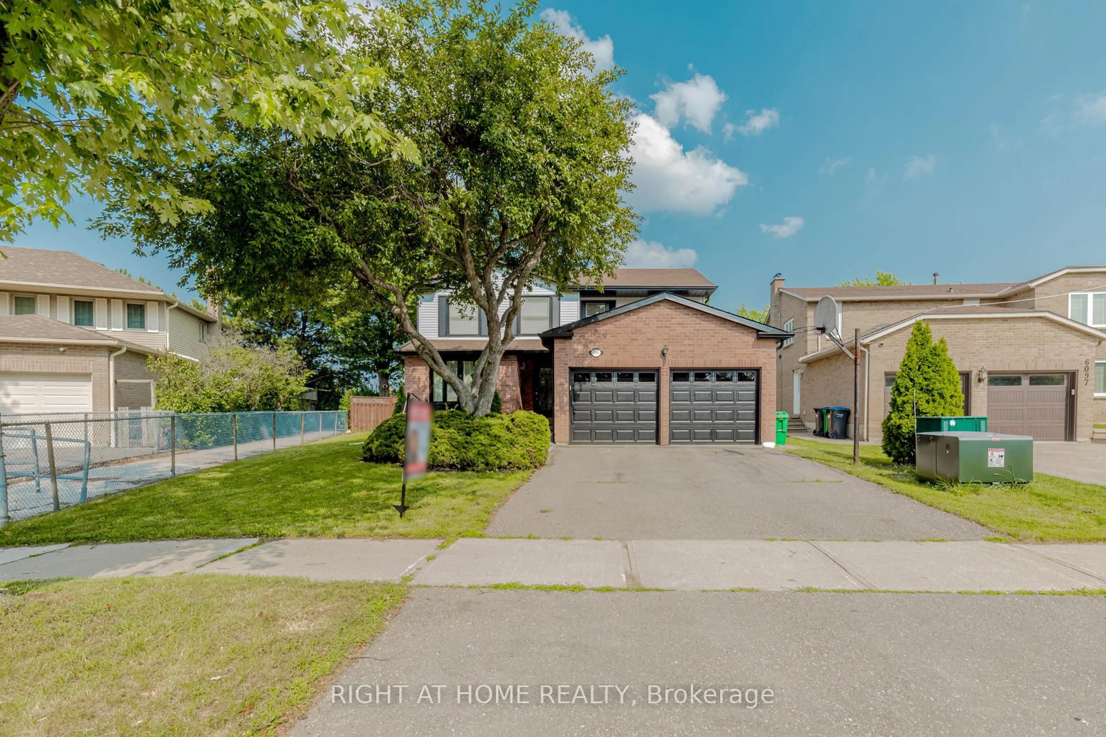 A pic from outside/outdoor area/front of a property/back of a property/a pic from drone, street for 6101 EDENWOOD Dr, Mississauga Ontario L5M 2Y6