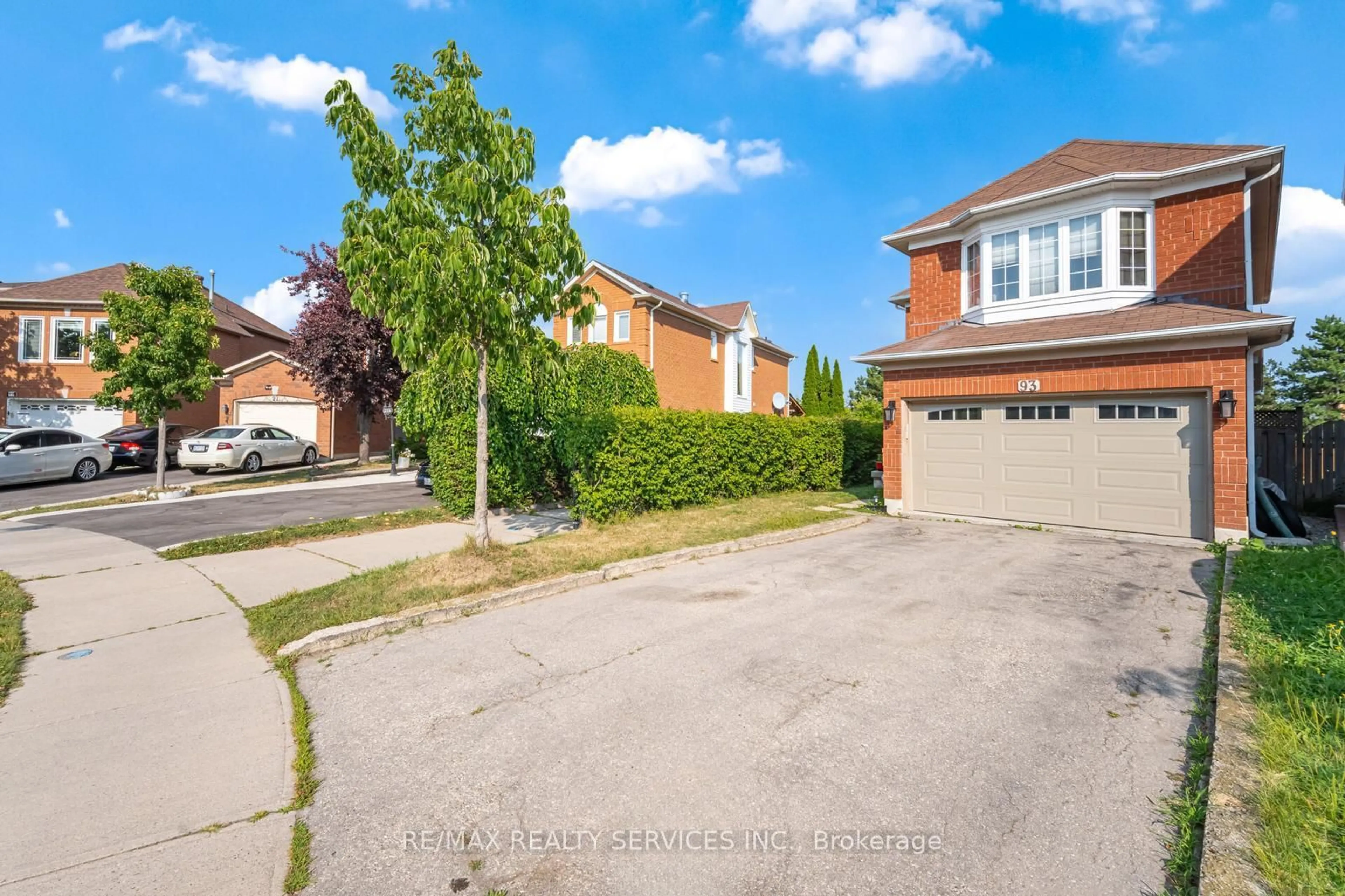 A pic from outside/outdoor area/front of a property/back of a property/a pic from drone, street for 93 Alaskan Summit Crt, Brampton Ontario L6R 1N9