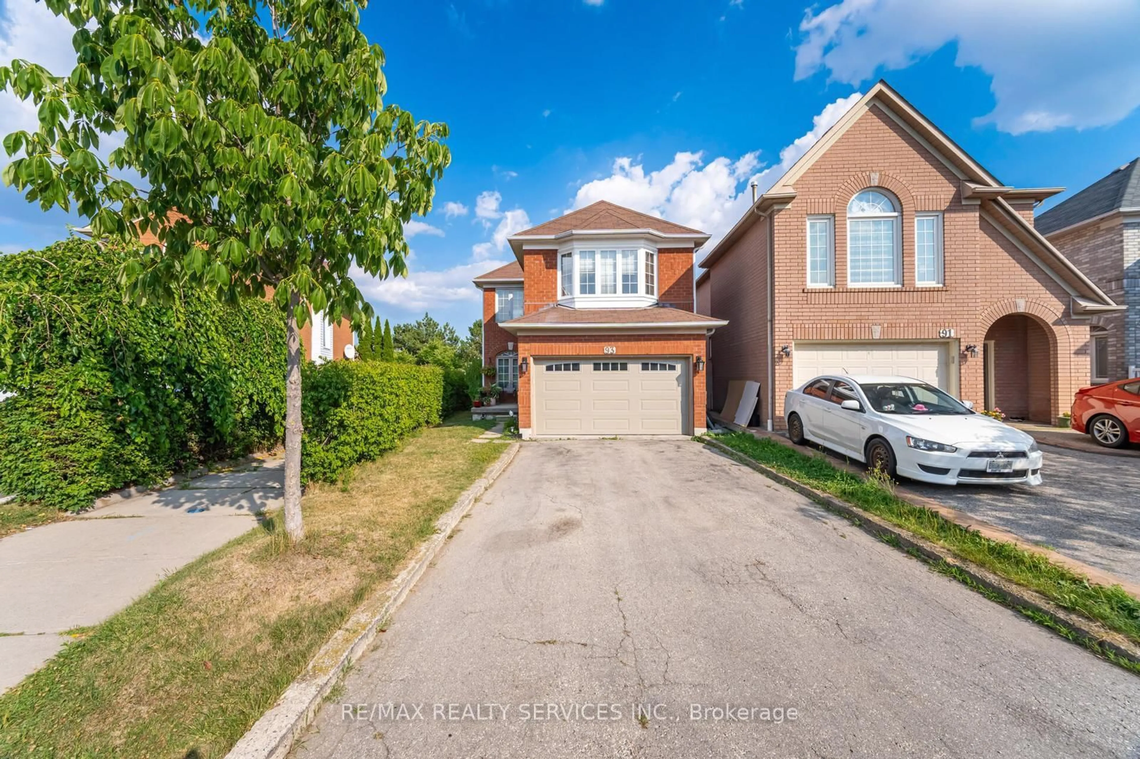 A pic from outside/outdoor area/front of a property/back of a property/a pic from drone, street for 93 Alaskan Summit Crt, Brampton Ontario L6R 1N9