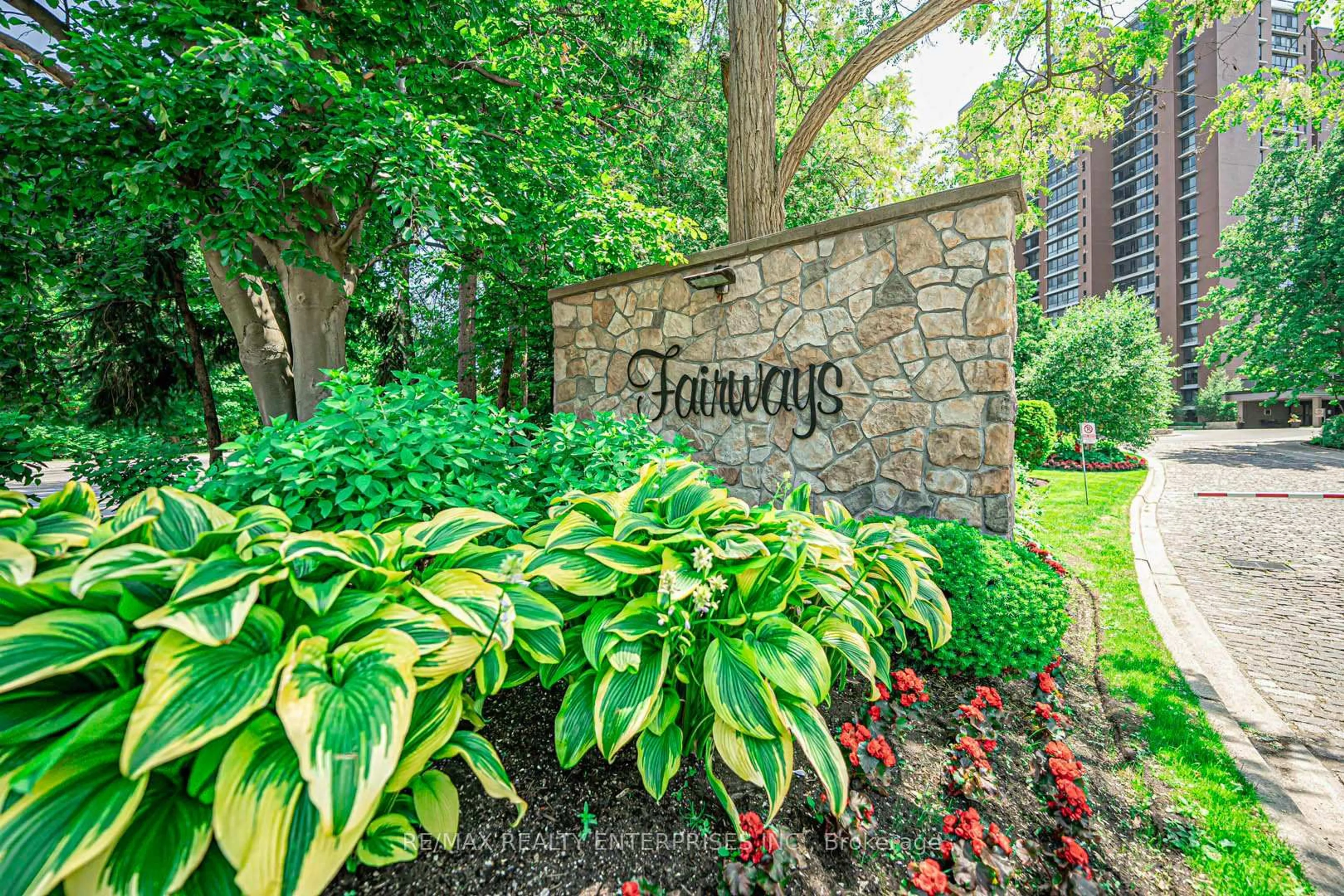 Indoor foyer for 1400 Dixie Rd #408, Mississauga Ontario L5E 3E1