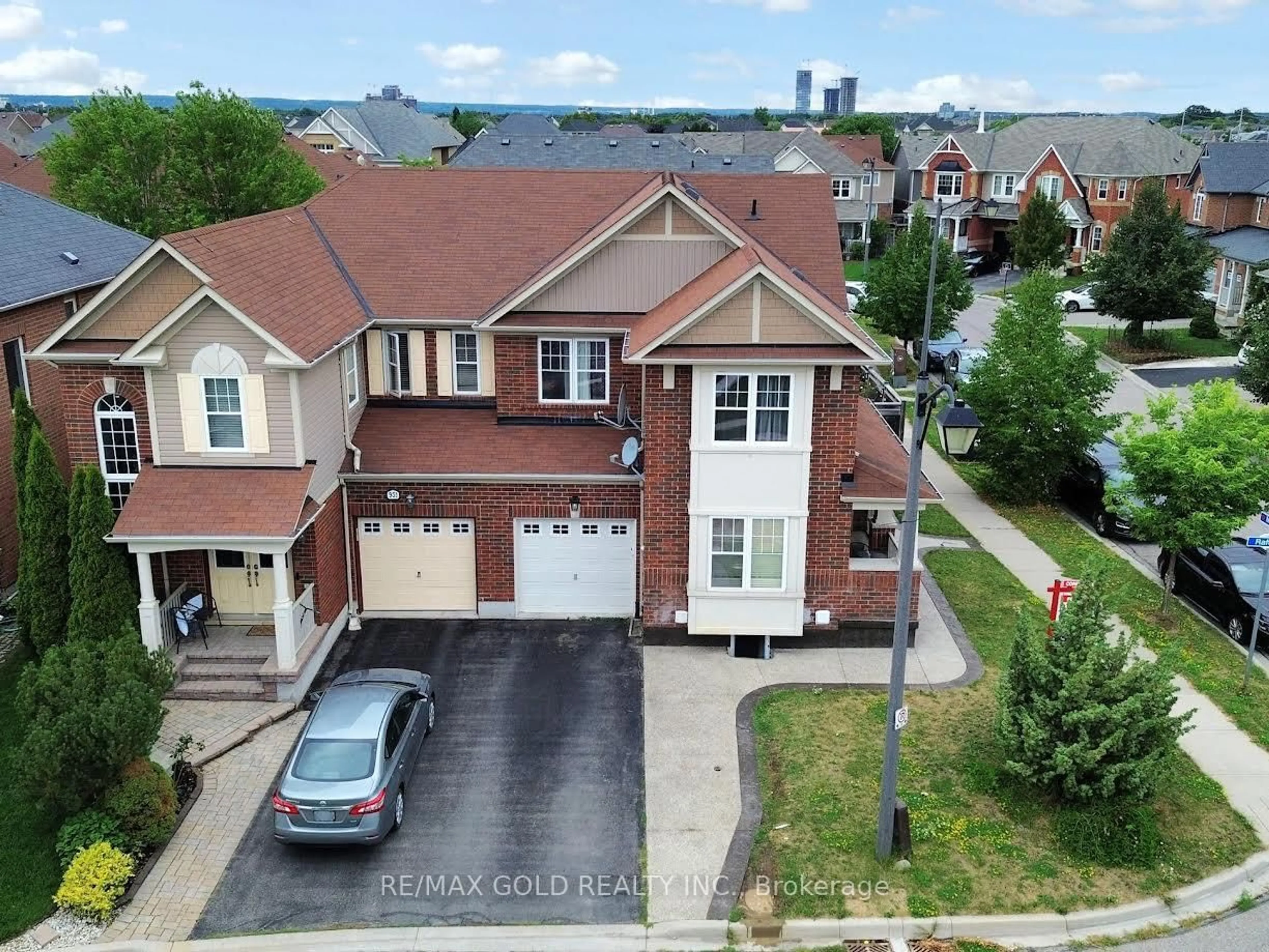 A pic from outside/outdoor area/front of a property/back of a property/a pic from drone, street for 933 Raftis Cres, Milton Ontario L9T 6Z1