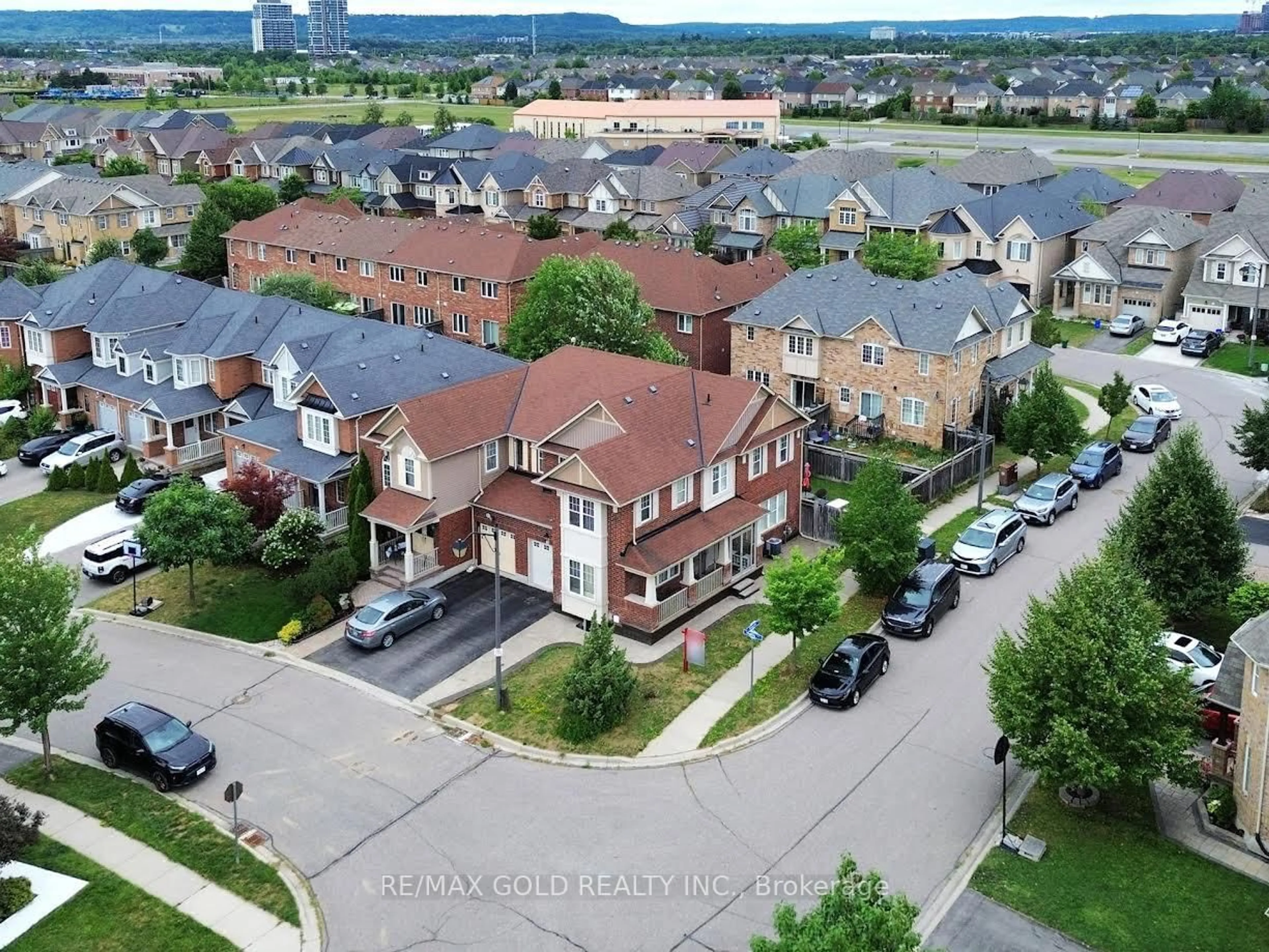 A pic from outside/outdoor area/front of a property/back of a property/a pic from drone, unknown for 933 Raftis Cres, Milton Ontario L9T 6Z1