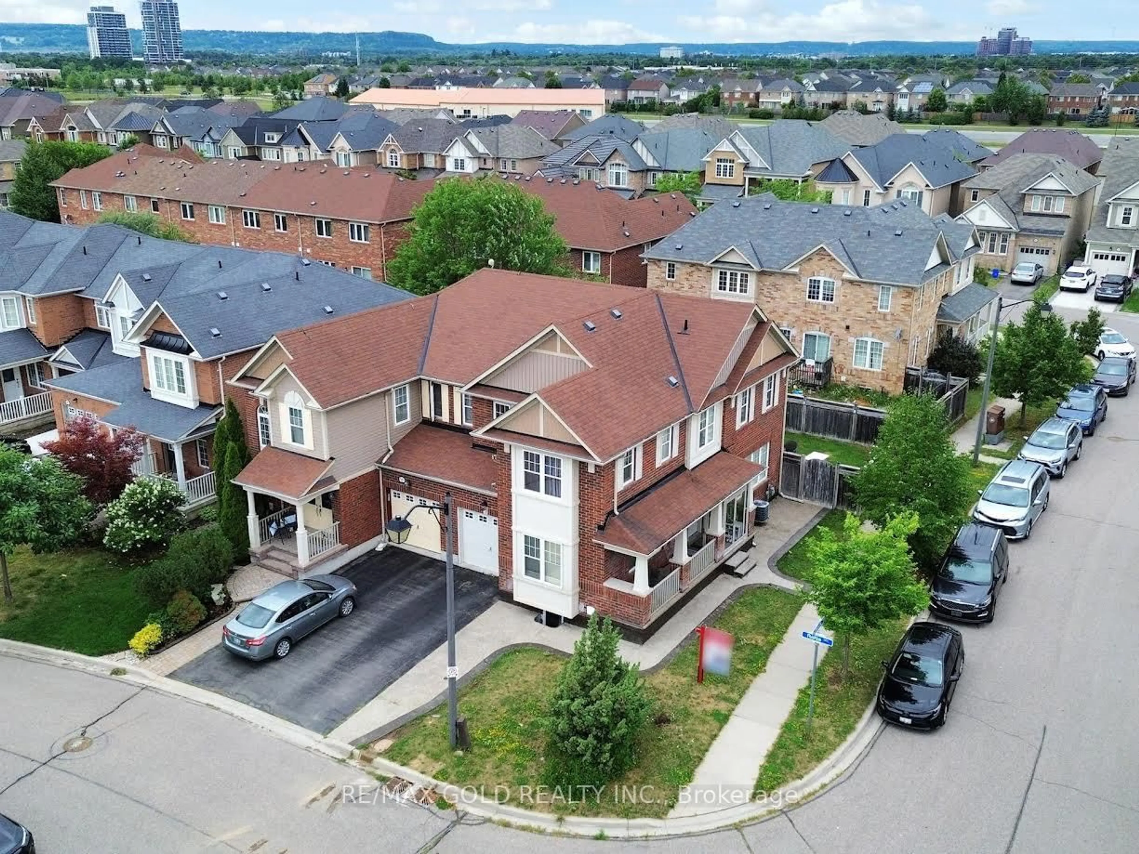 A pic from outside/outdoor area/front of a property/back of a property/a pic from drone, street for 933 Raftis Cres, Milton Ontario L9T 6Z1