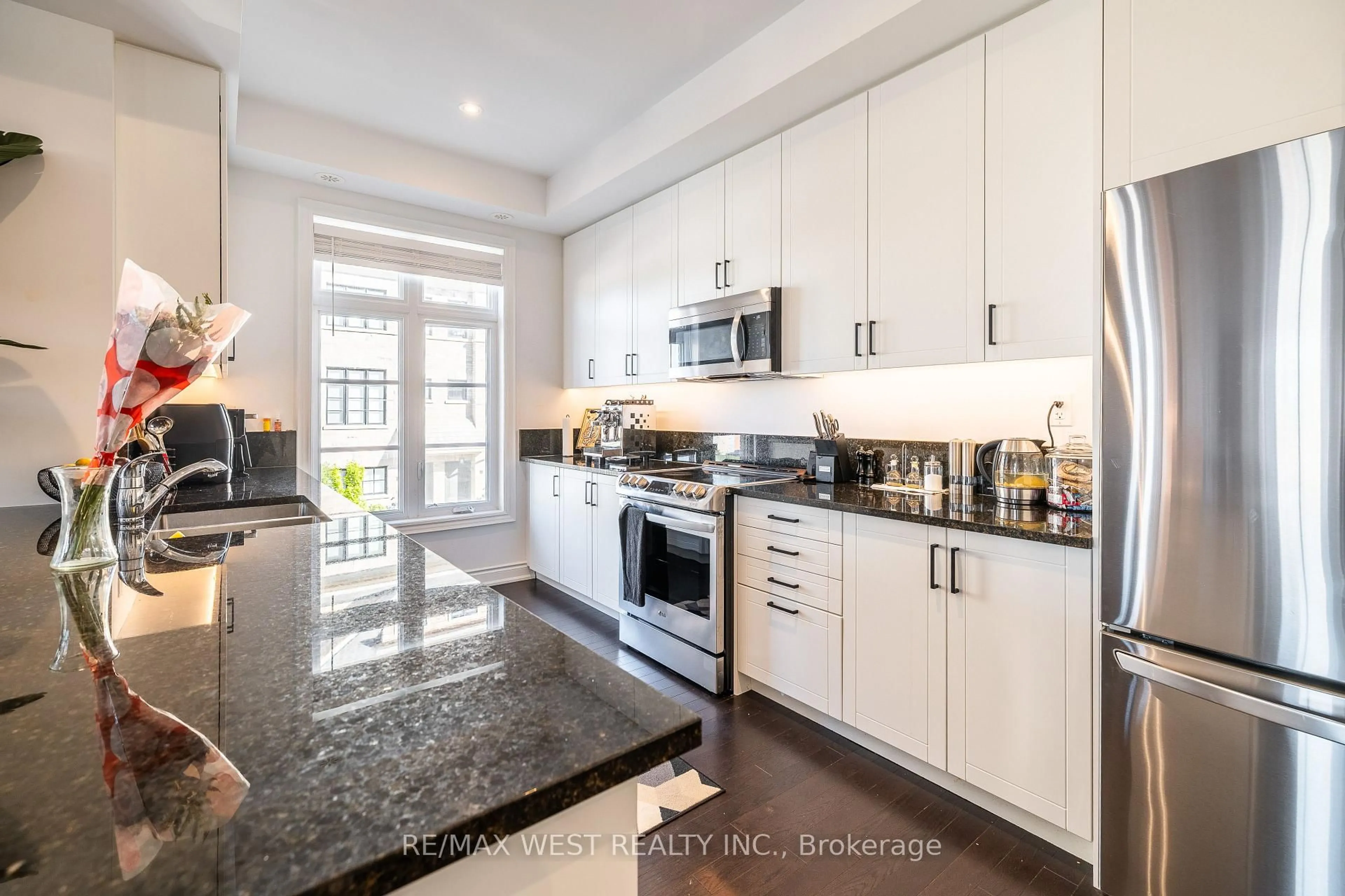 Open concept kitchen, ceramic/tile floor for 150 Joymar Dr #TH94, Mississauga Ontario L5M 2P6