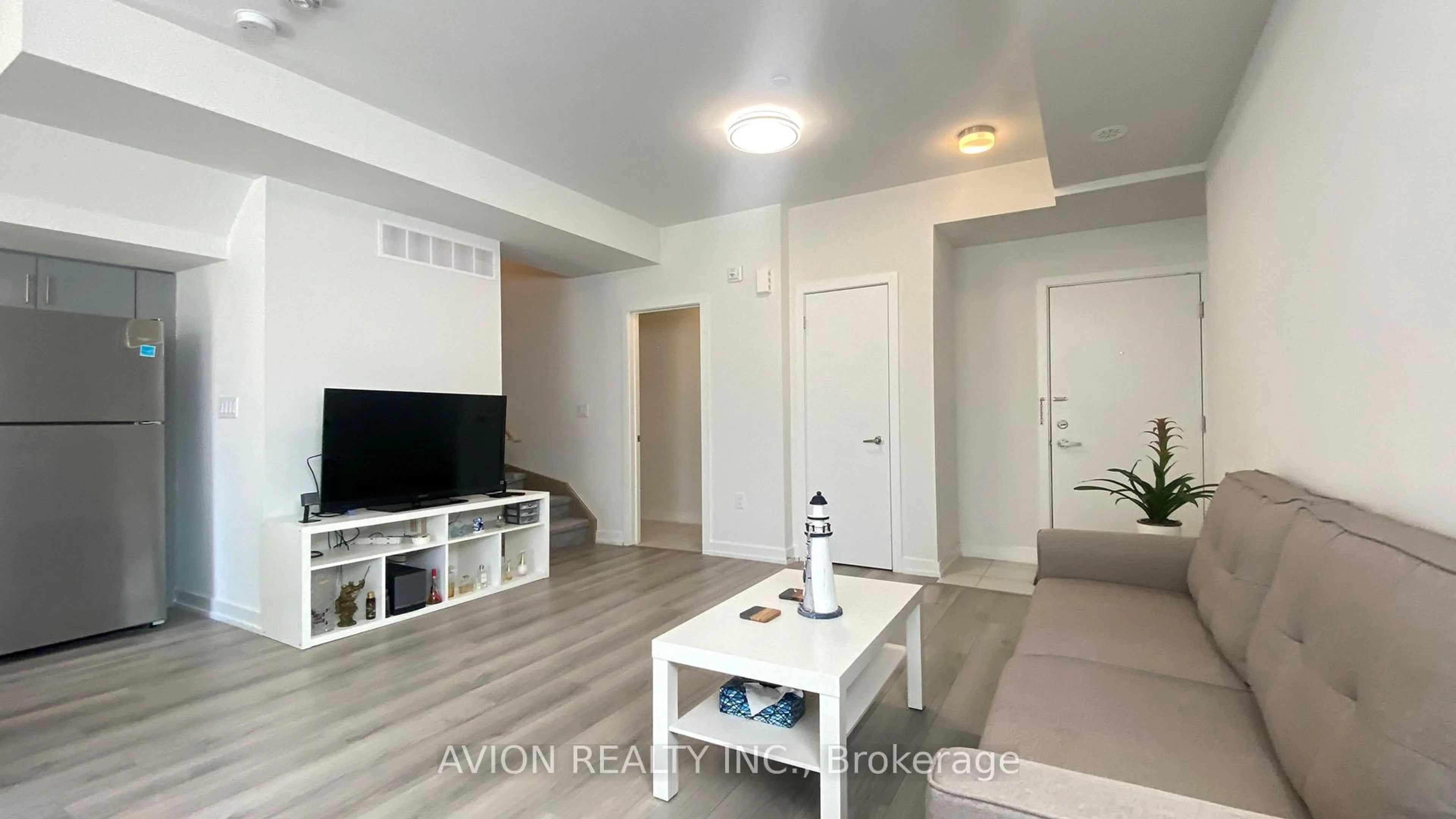 Living room with furniture, wood/laminate floor for 3546 Colonial Dr ## 2, Mississauga Ontario L5L 0C1