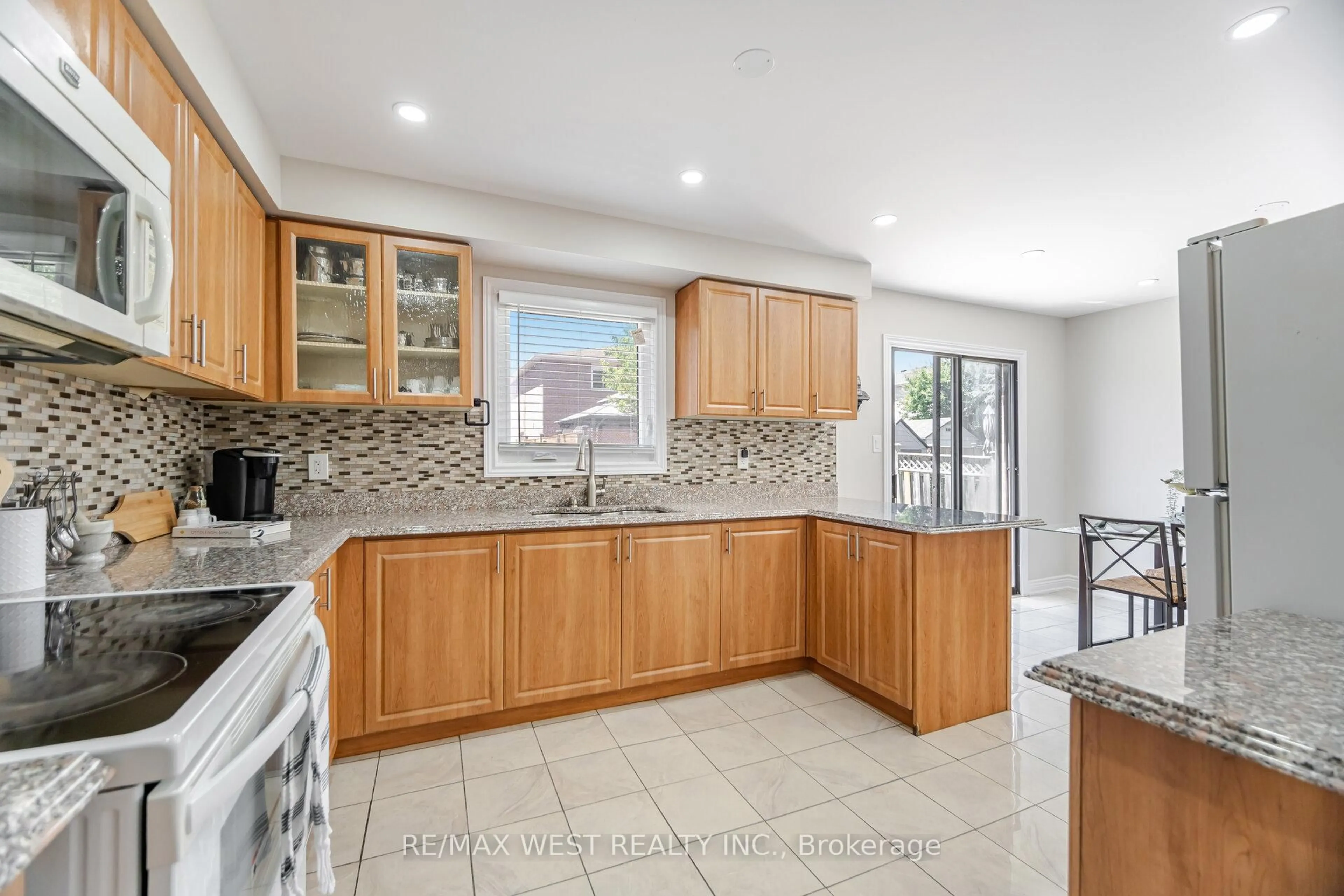 Standard kitchen, ceramic/tile floor for 5088 Guildwood Way, Mississauga Ontario L5R 2R6