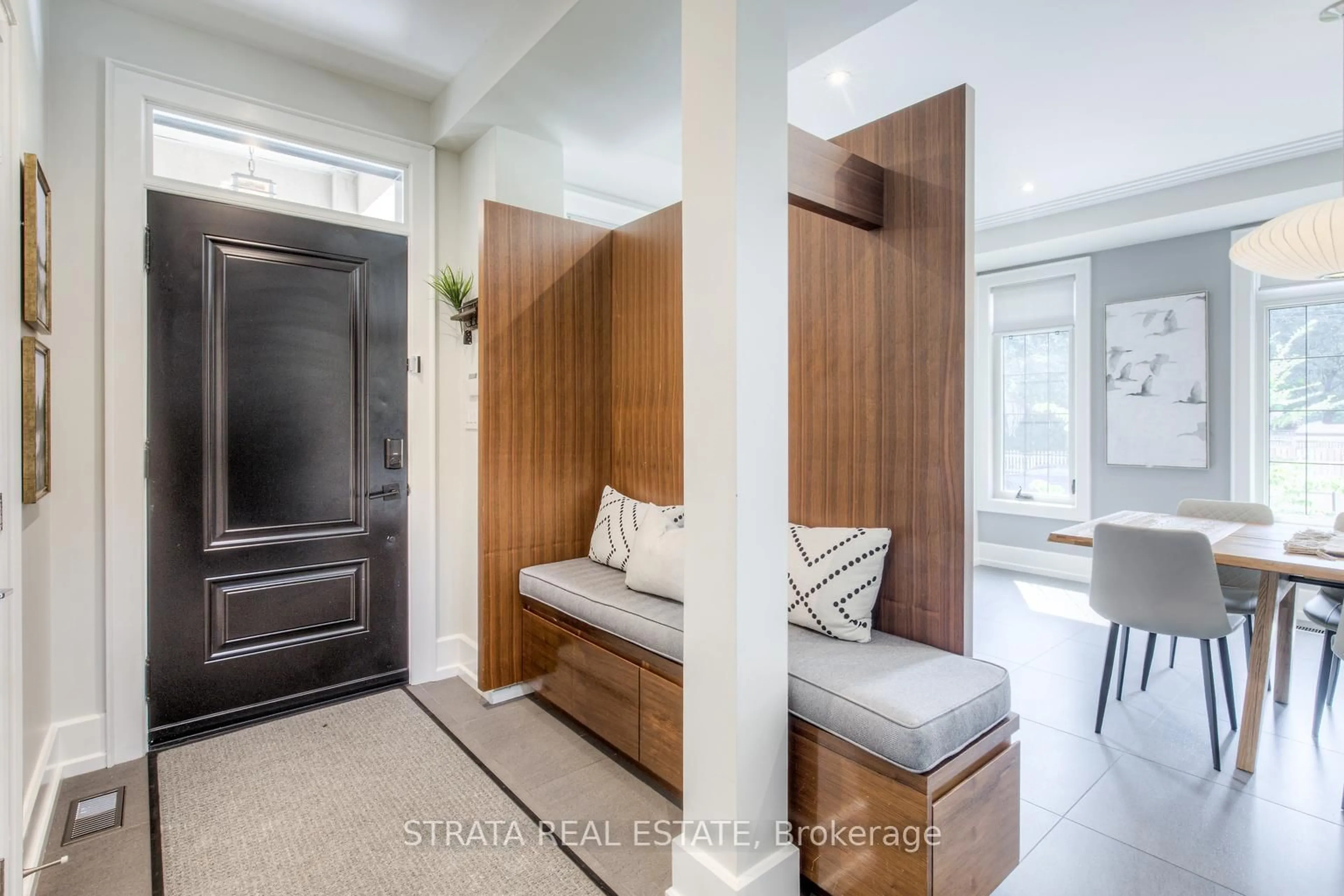 Indoor entryway for 33 Shadwick Dr, Toronto Ontario M9R 2V6