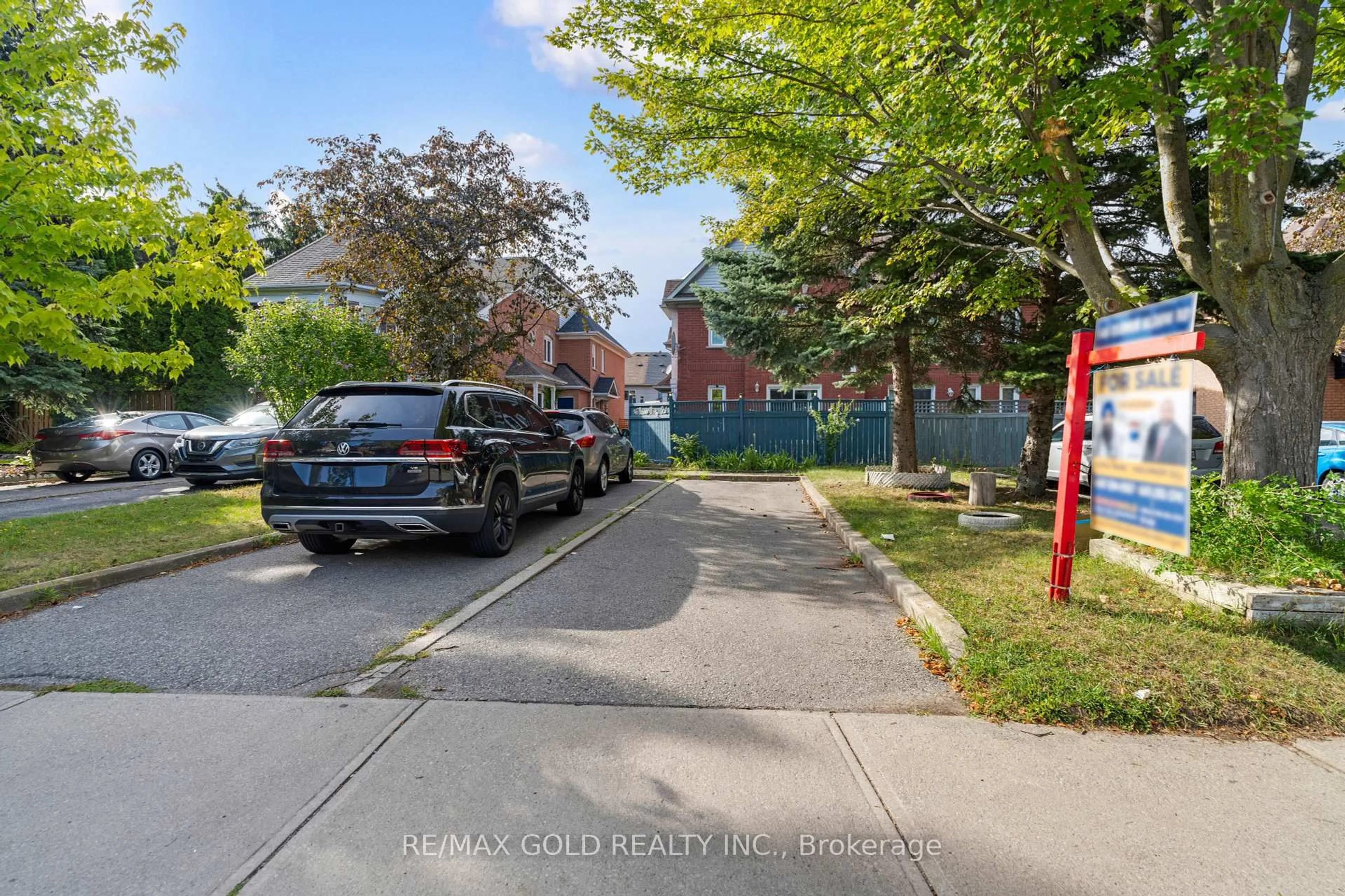 A pic from outside/outdoor area/front of a property/back of a property/a pic from drone, street for 146 Clover Bloom Rd, Brampton Ontario L6R 1S5