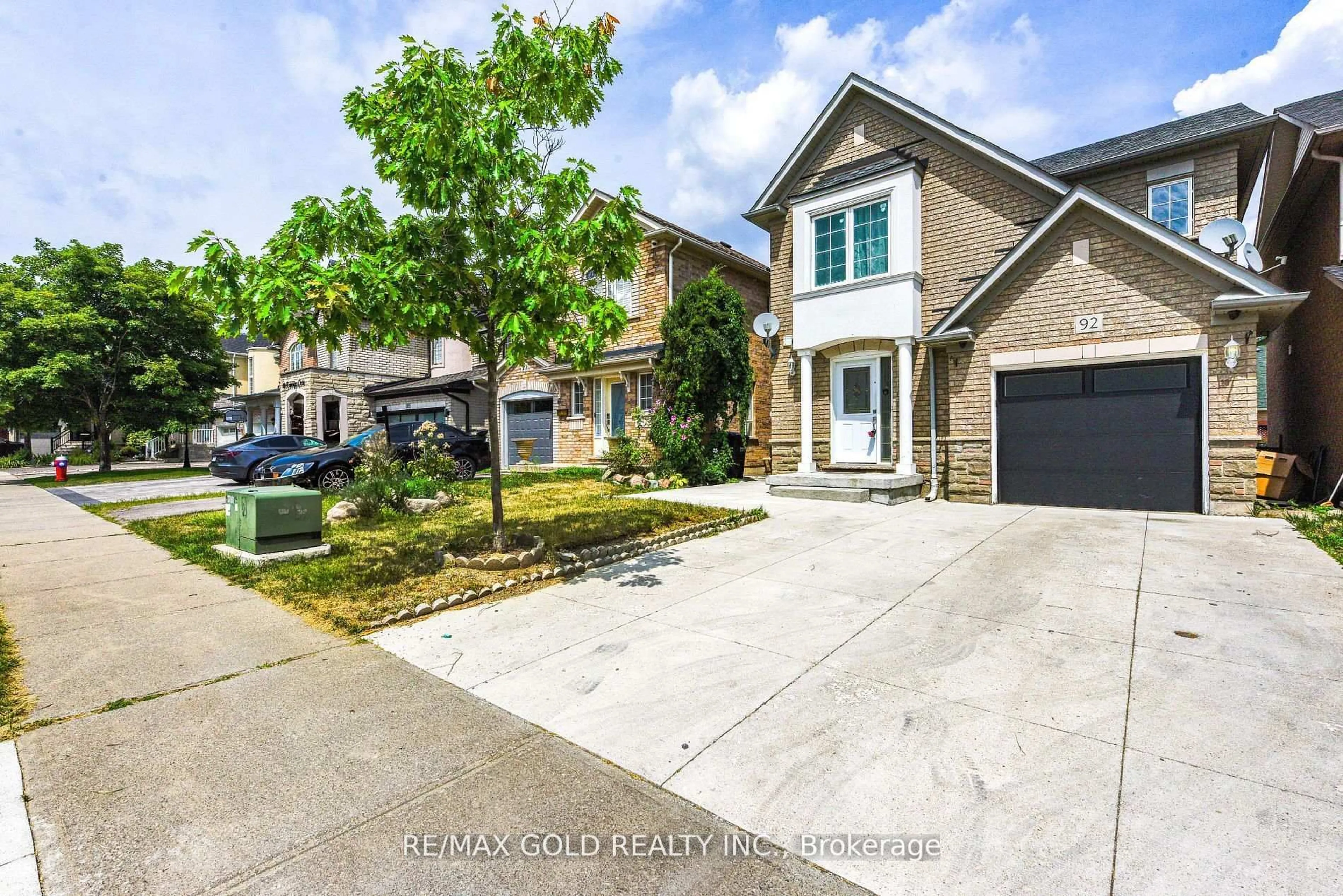 A pic from outside/outdoor area/front of a property/back of a property/a pic from drone, street for 92 Penbridge Circ, Brampton Ontario L7A 2R1