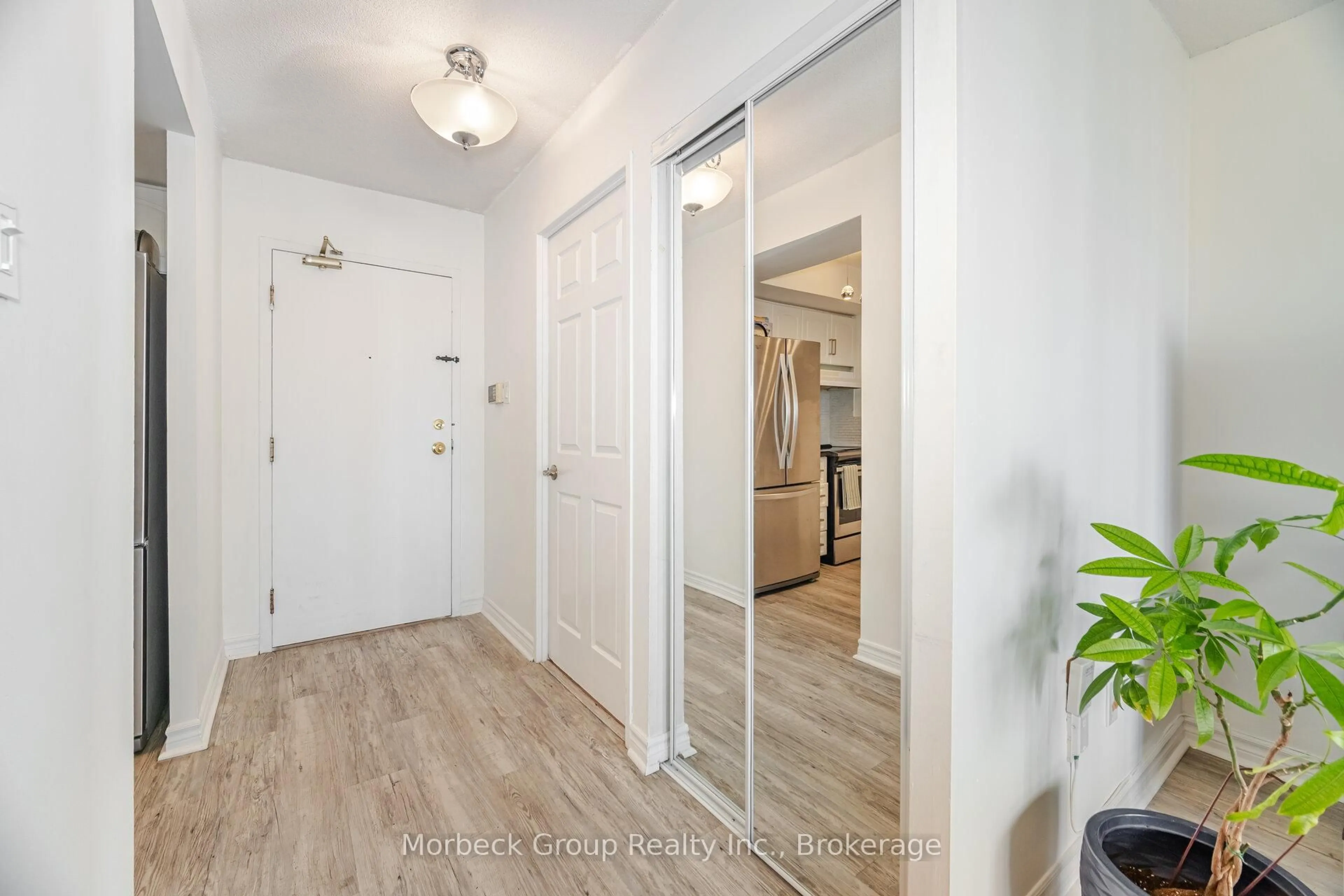 Indoor entryway for 285 Enfield Pl #1901, Mississauga Ontario L5B 3Y6