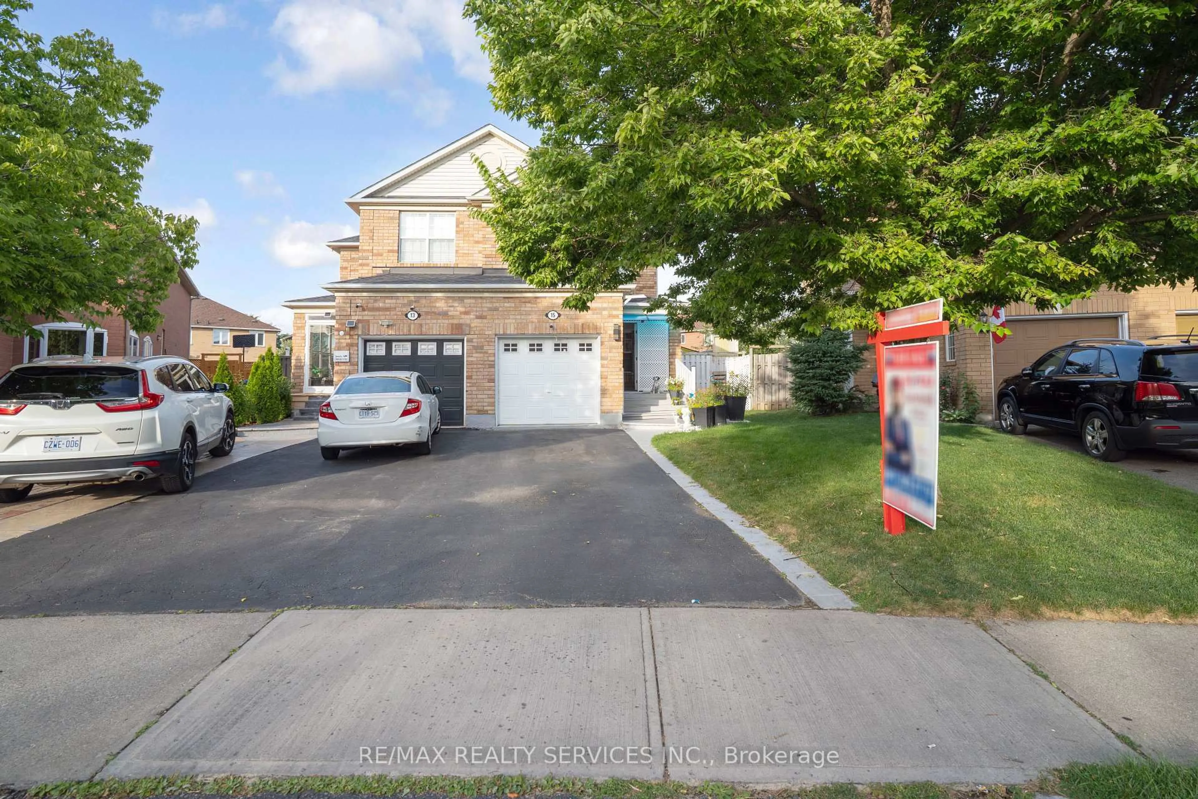 A pic from outside/outdoor area/front of a property/back of a property/a pic from drone, street for 15 Dunlop Crt, Brampton Ontario L6X 4Z8