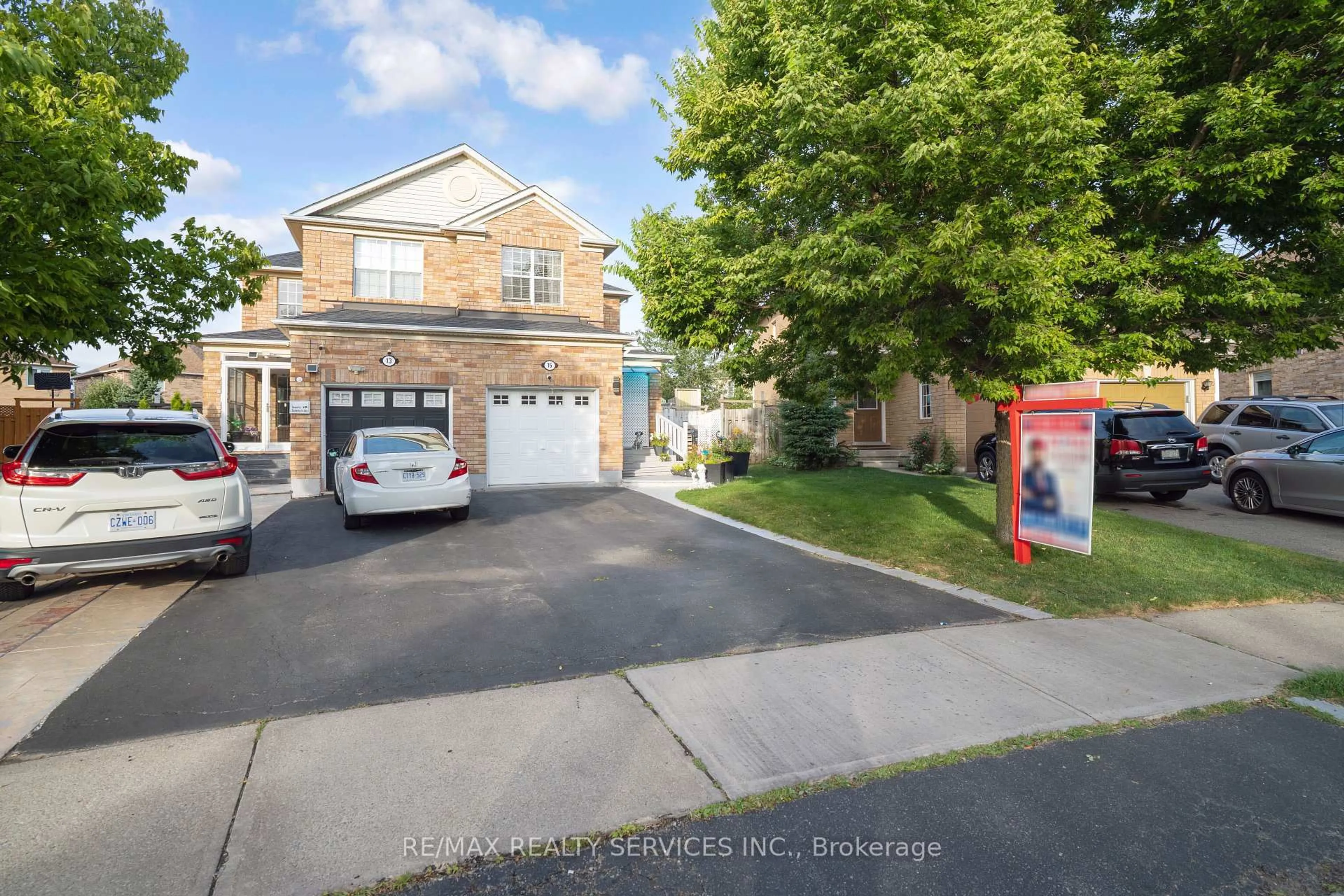 A pic from outside/outdoor area/front of a property/back of a property/a pic from drone, street for 15 Dunlop Crt, Brampton Ontario L6X 4Z8