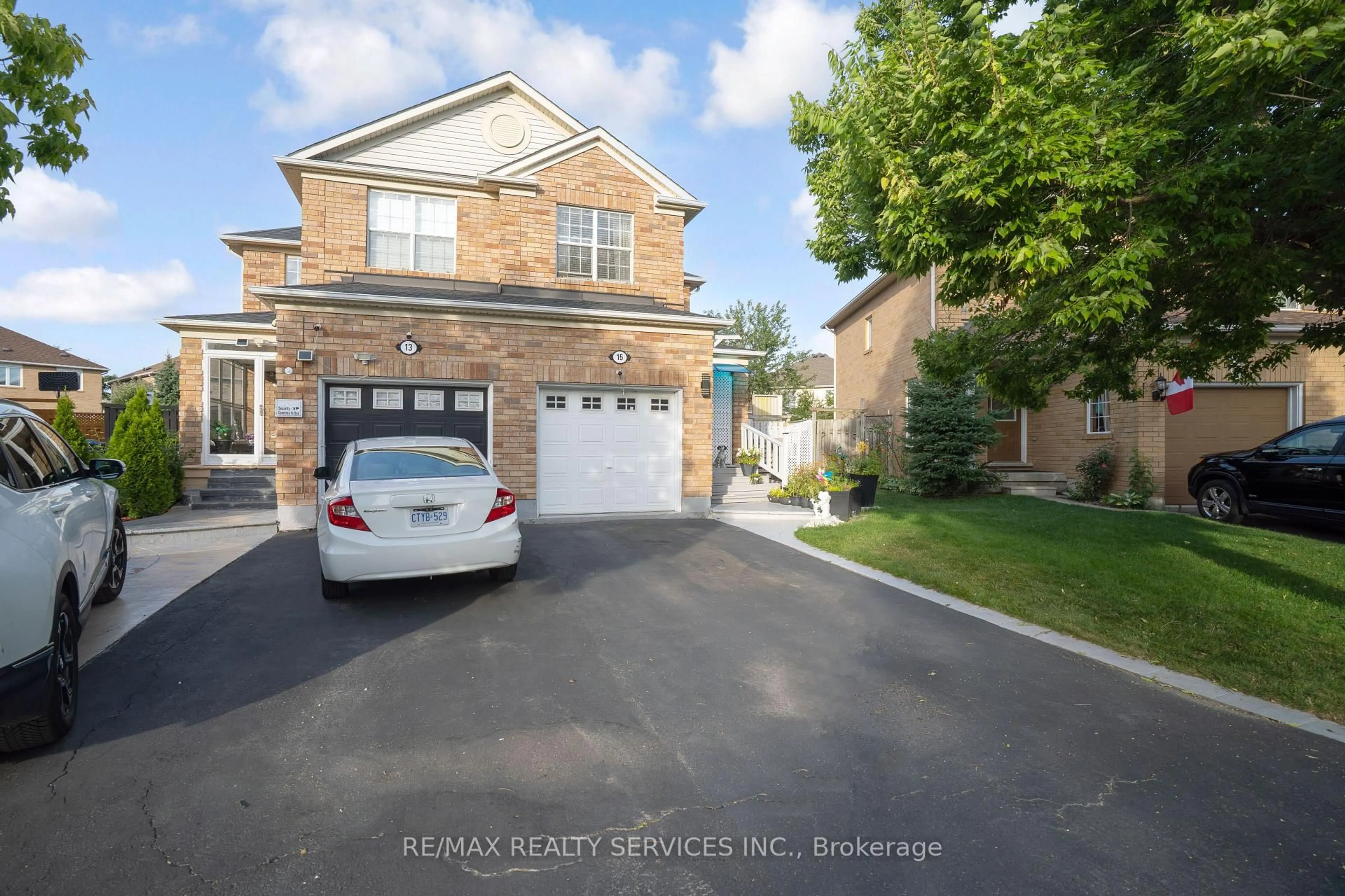 A pic from outside/outdoor area/front of a property/back of a property/a pic from drone, street for 15 Dunlop Crt, Brampton Ontario L6X 4Z8