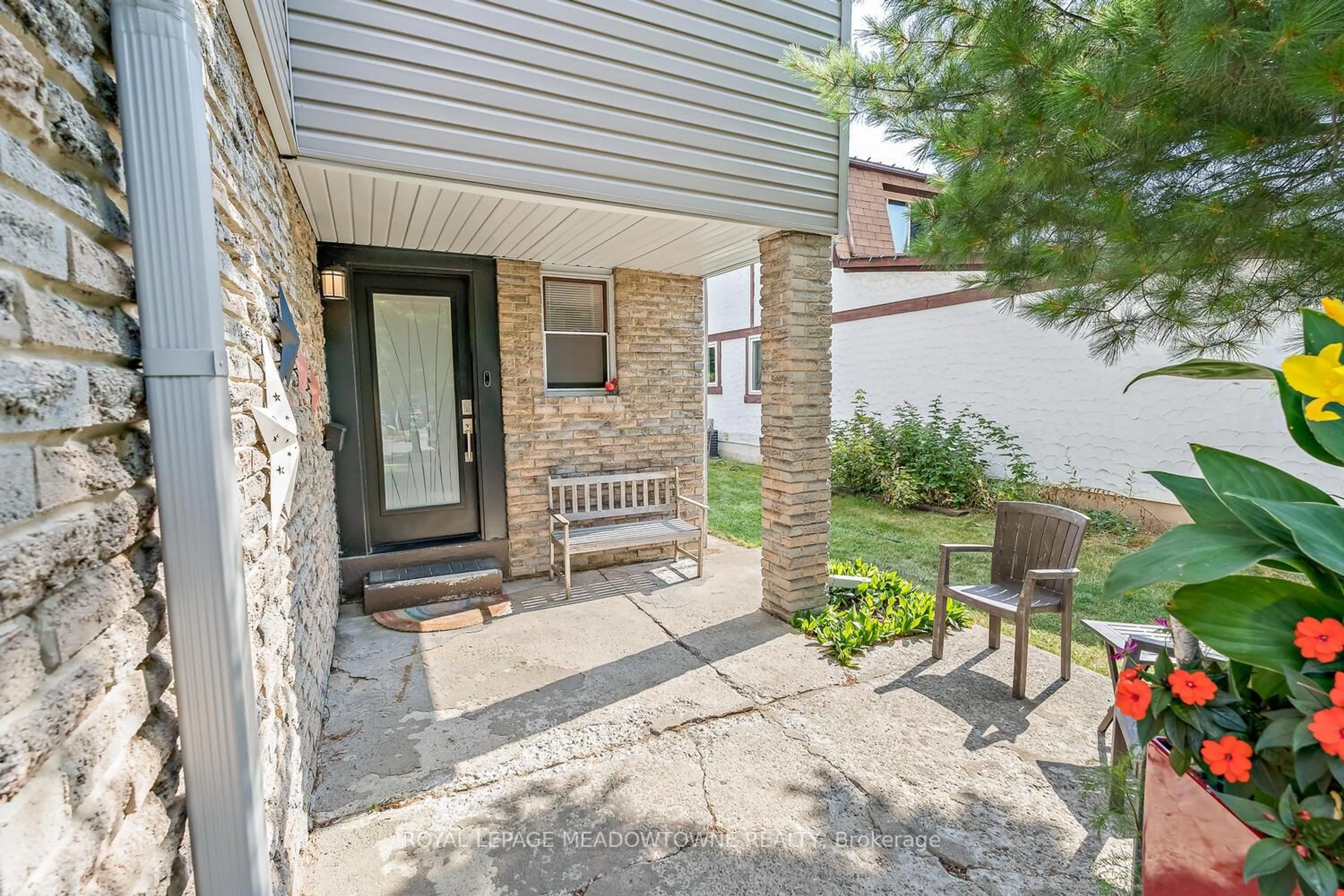Patio, street for 6963 Pamplona Mews, Mississauga Ontario L5N 1S5