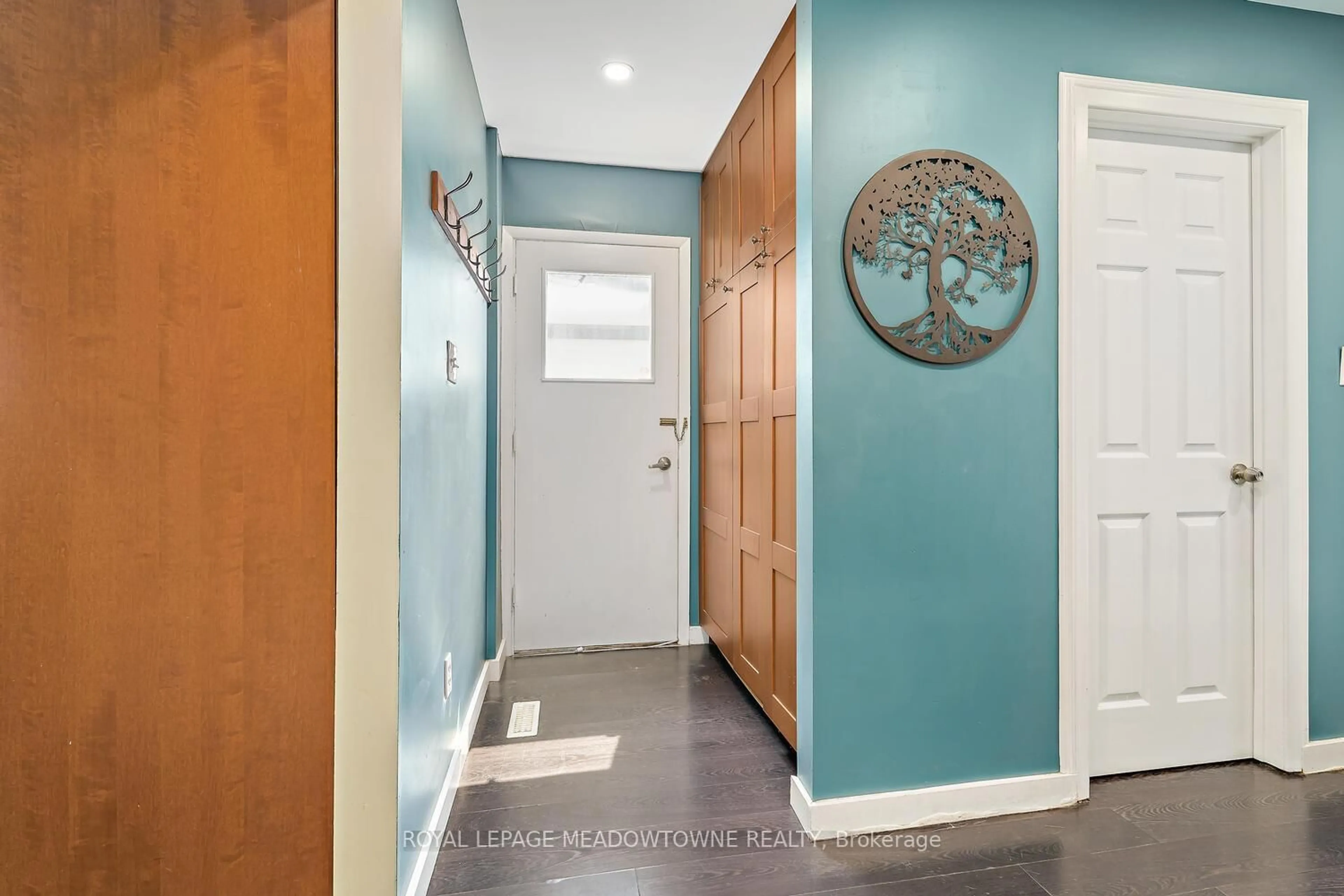 Indoor entryway for 6963 Pamplona Mews, Mississauga Ontario L5N 1S5