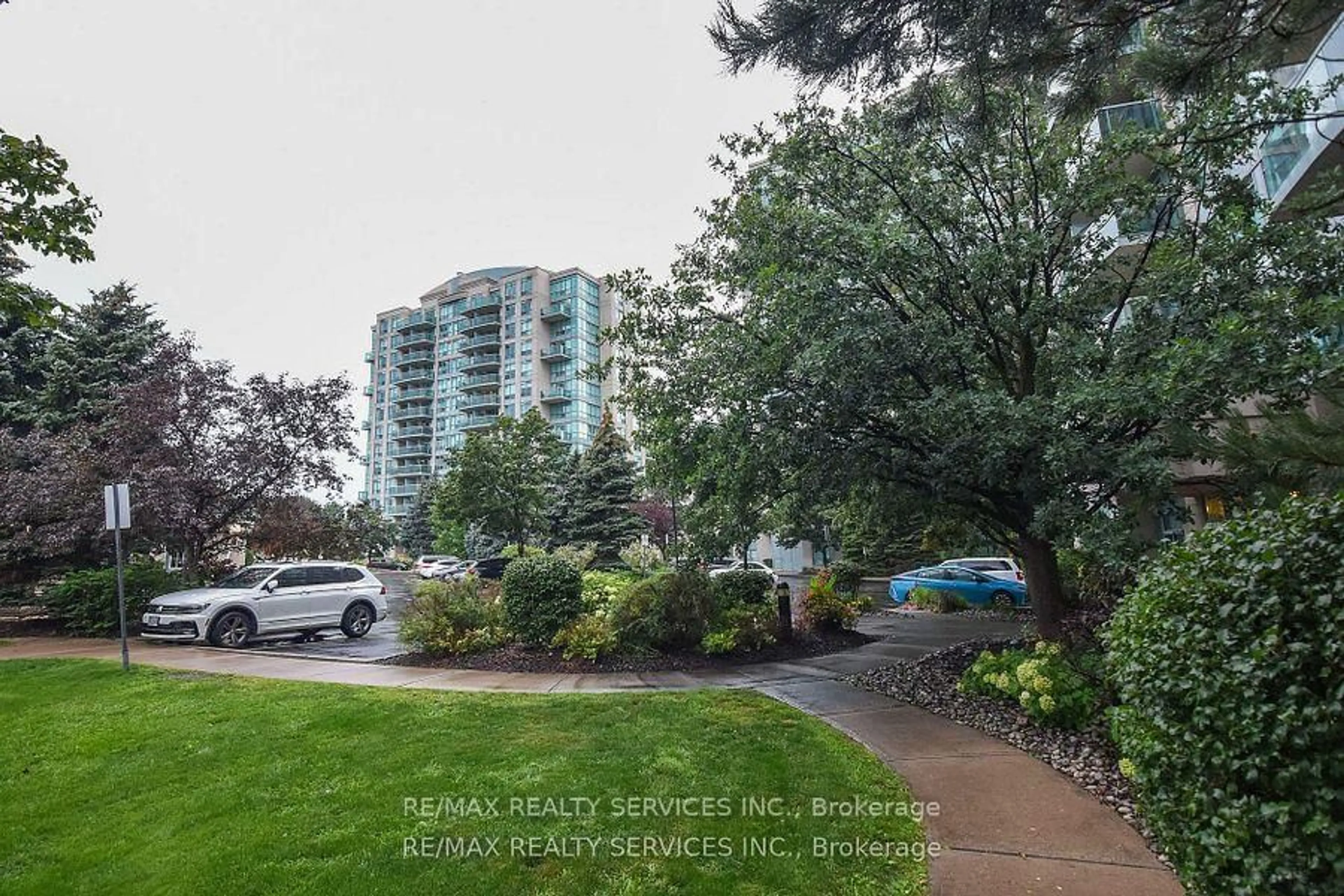 A pic from outside/outdoor area/front of a property/back of a property/a pic from drone, water/lake/river/ocean view for 2545 Erin Centre Blvd #1610, Mississauga Ontario L5M 6Z9