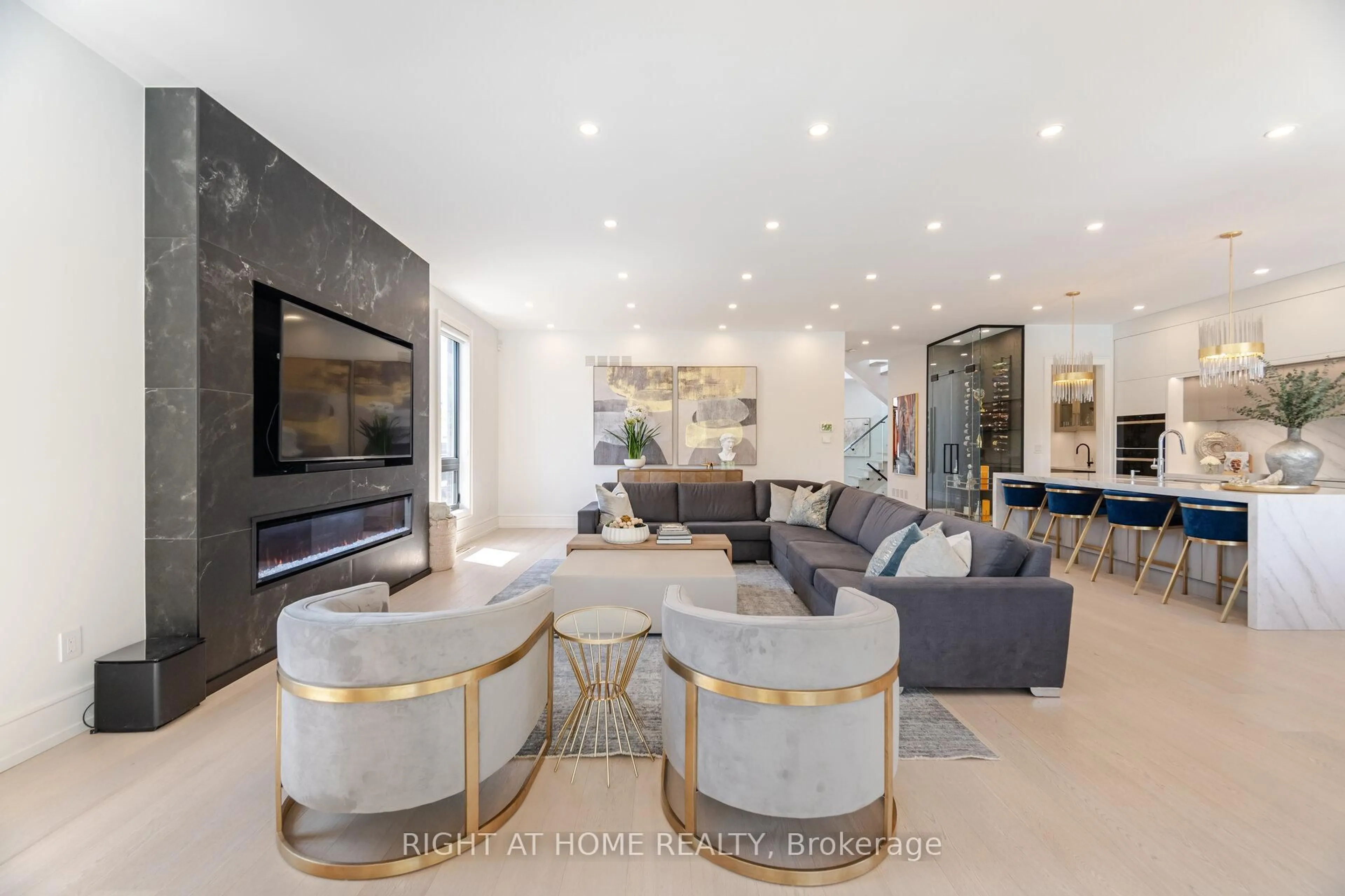 Living room with furniture, unknown for 2201 Fifth Line, Mississauga Ontario L5K 1V6