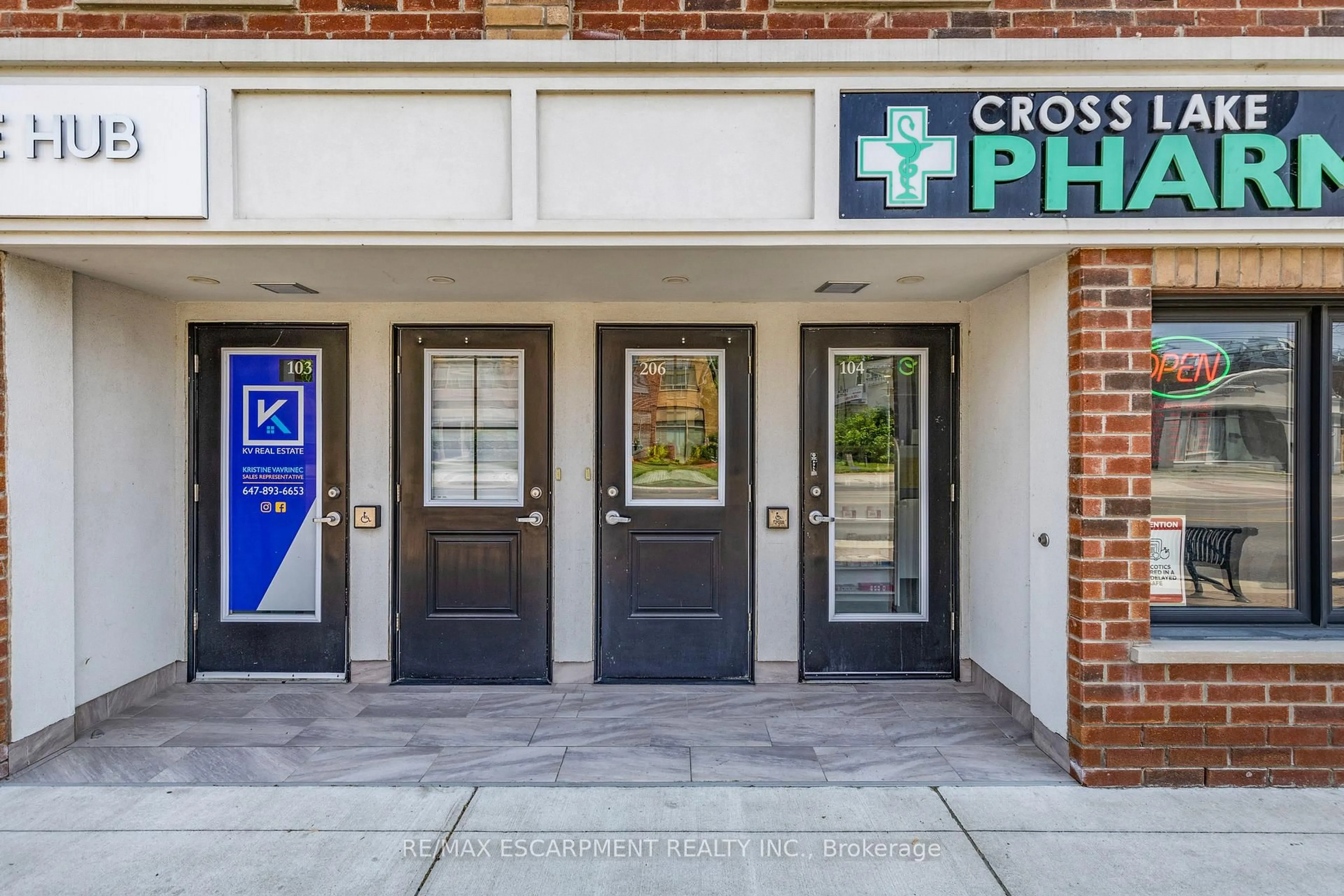 Indoor entryway for 760 Lakeshore Rd #206, Mississauga Ontario L5E 1C7