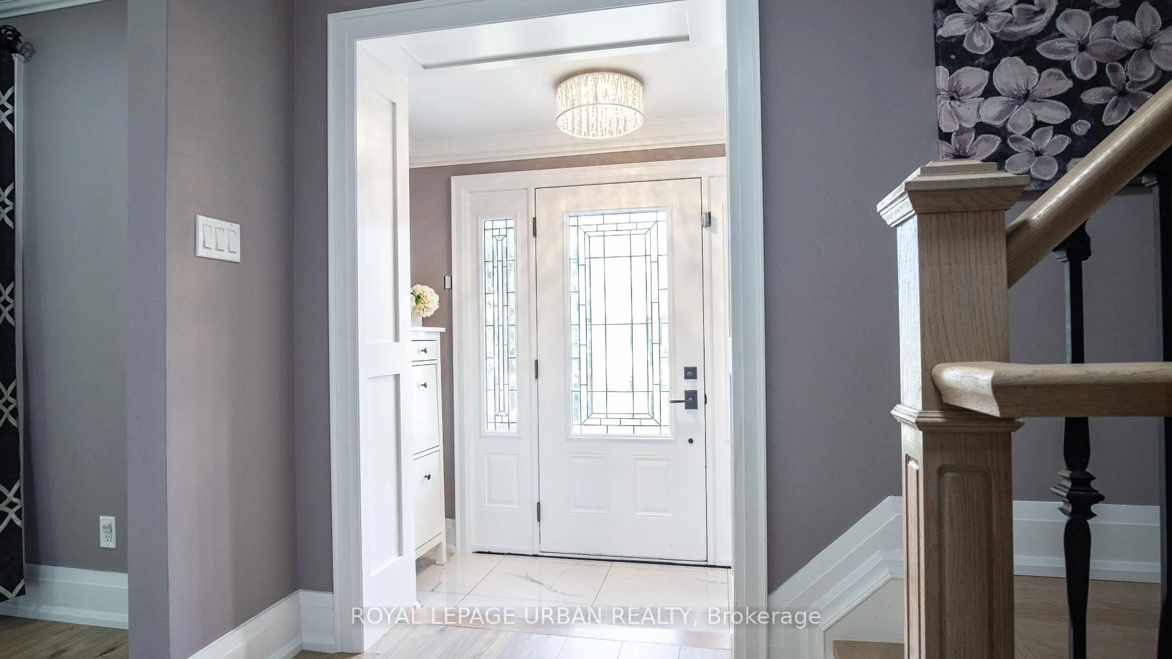 Indoor entryway for 4 Deerfield Cres, Brampton Ontario L6T 1K6