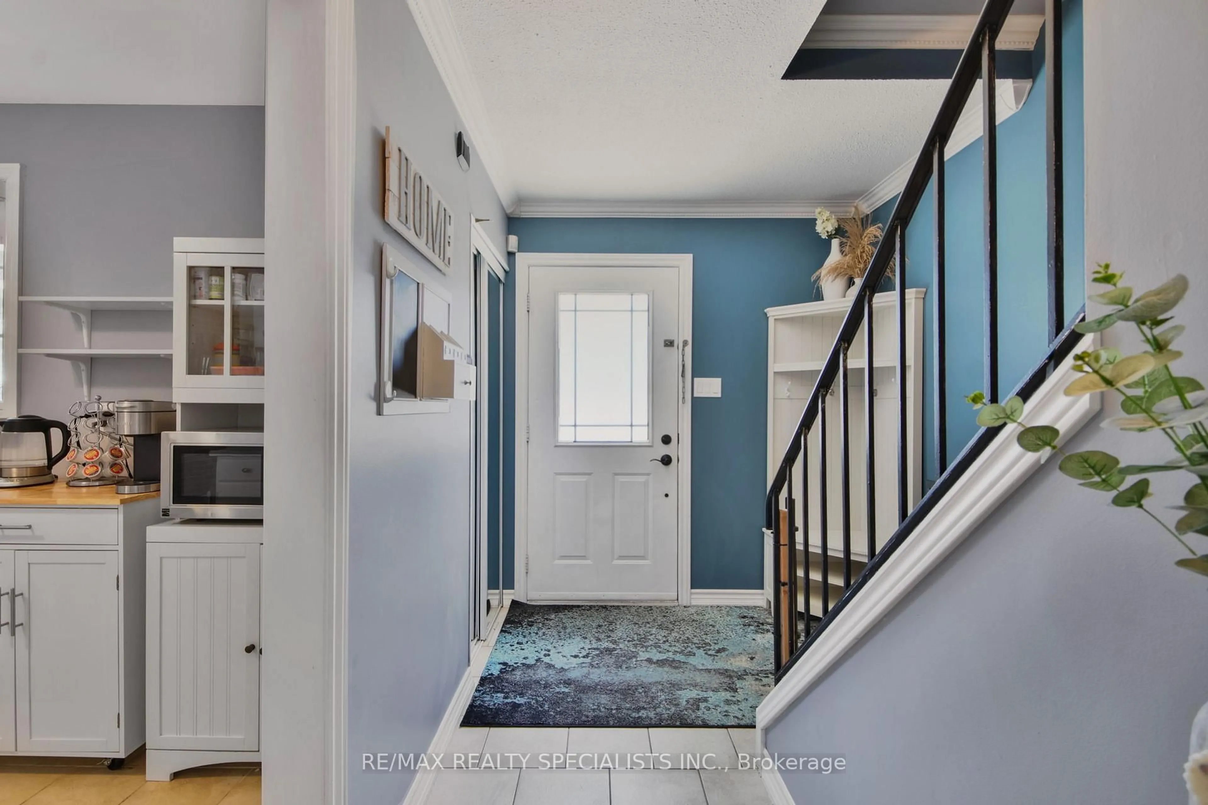 Indoor entryway for 65 Charters Rd, Brampton Ontario L6V 2S8