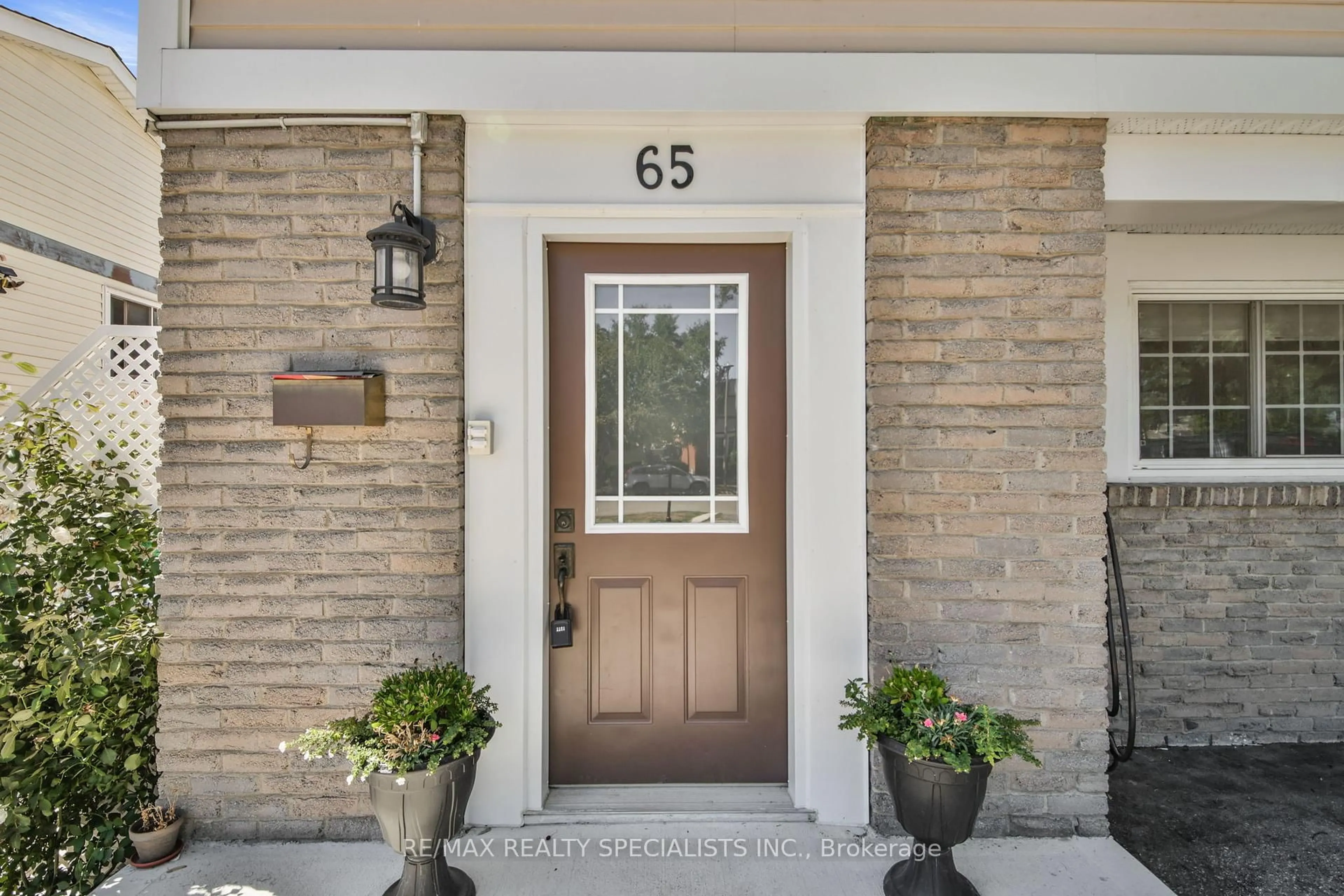 Indoor entryway for 65 Charters Rd, Brampton Ontario L6V 2S8