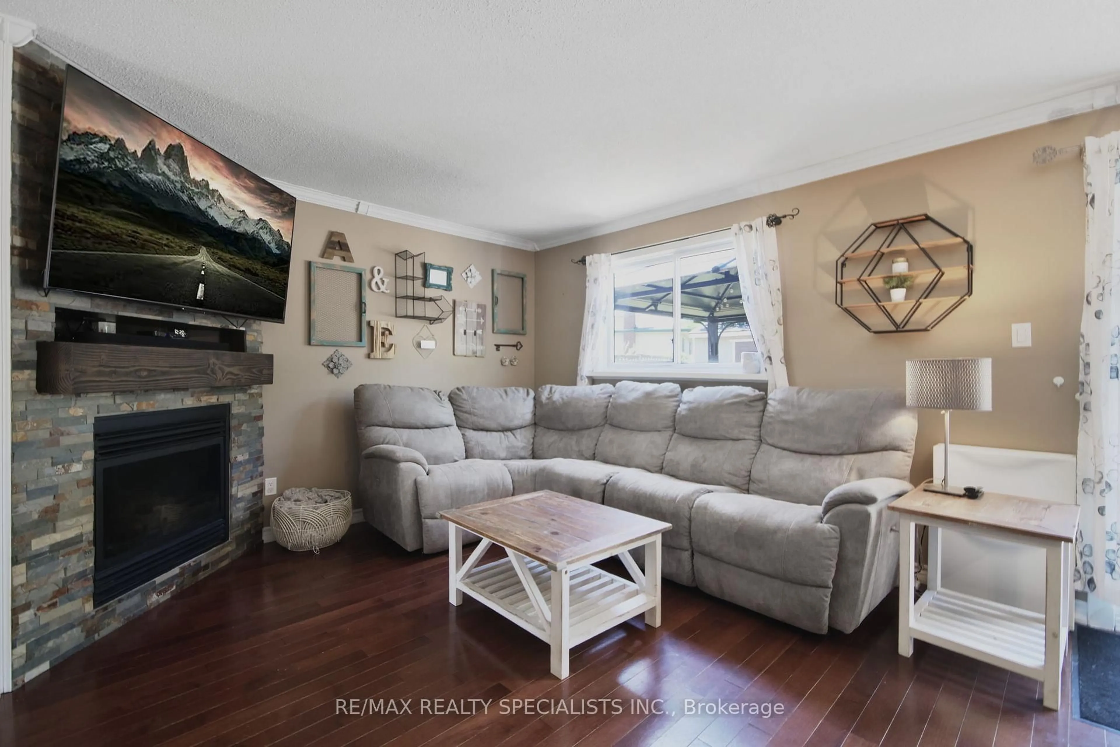 Living room with furniture, unknown for 65 Charters Rd, Brampton Ontario L6V 2S8