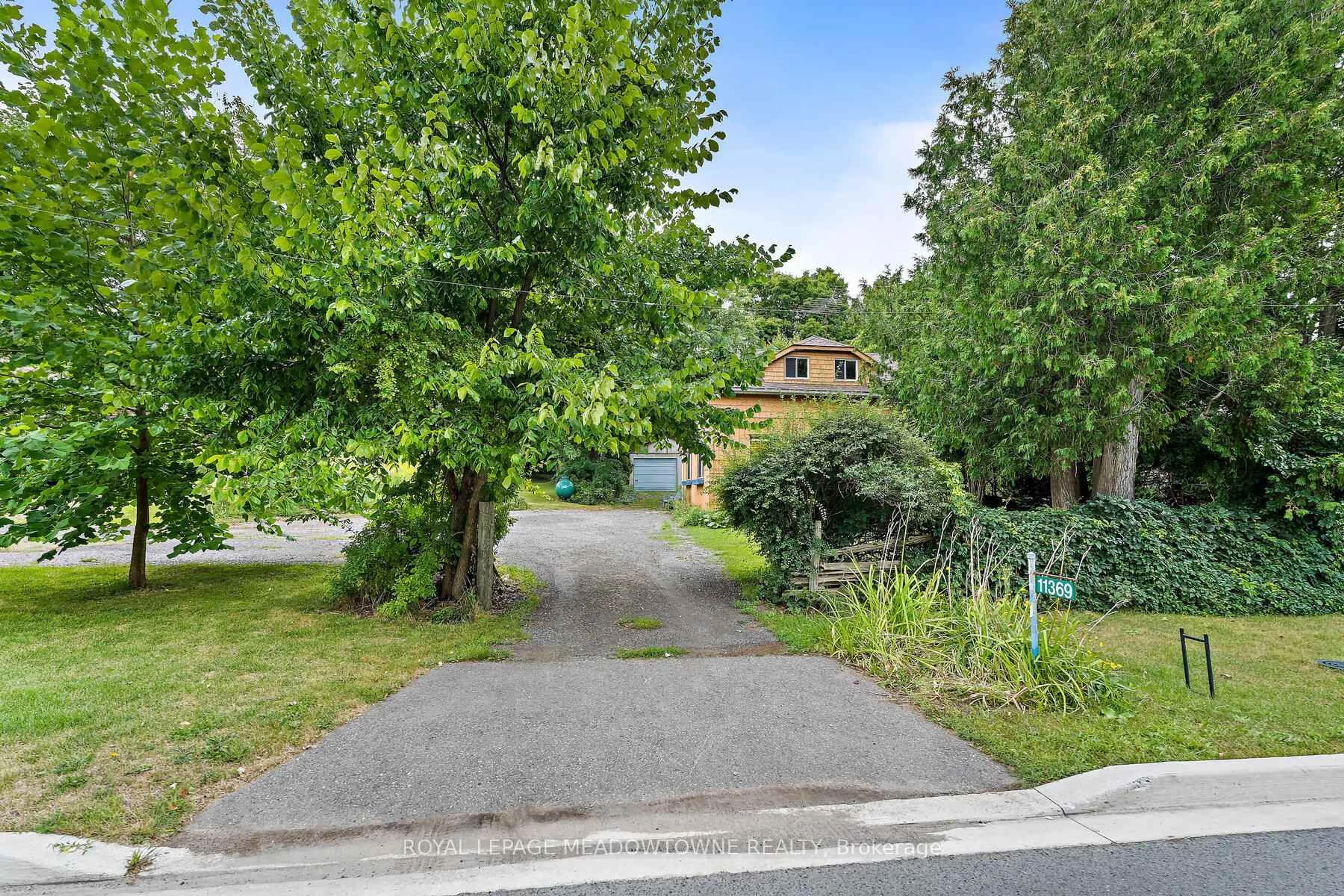 A pic from outside/outdoor area/front of a property/back of a property/a pic from drone, street for 11369 22 Side Rd, Halton Hills Ontario L0P 1H0