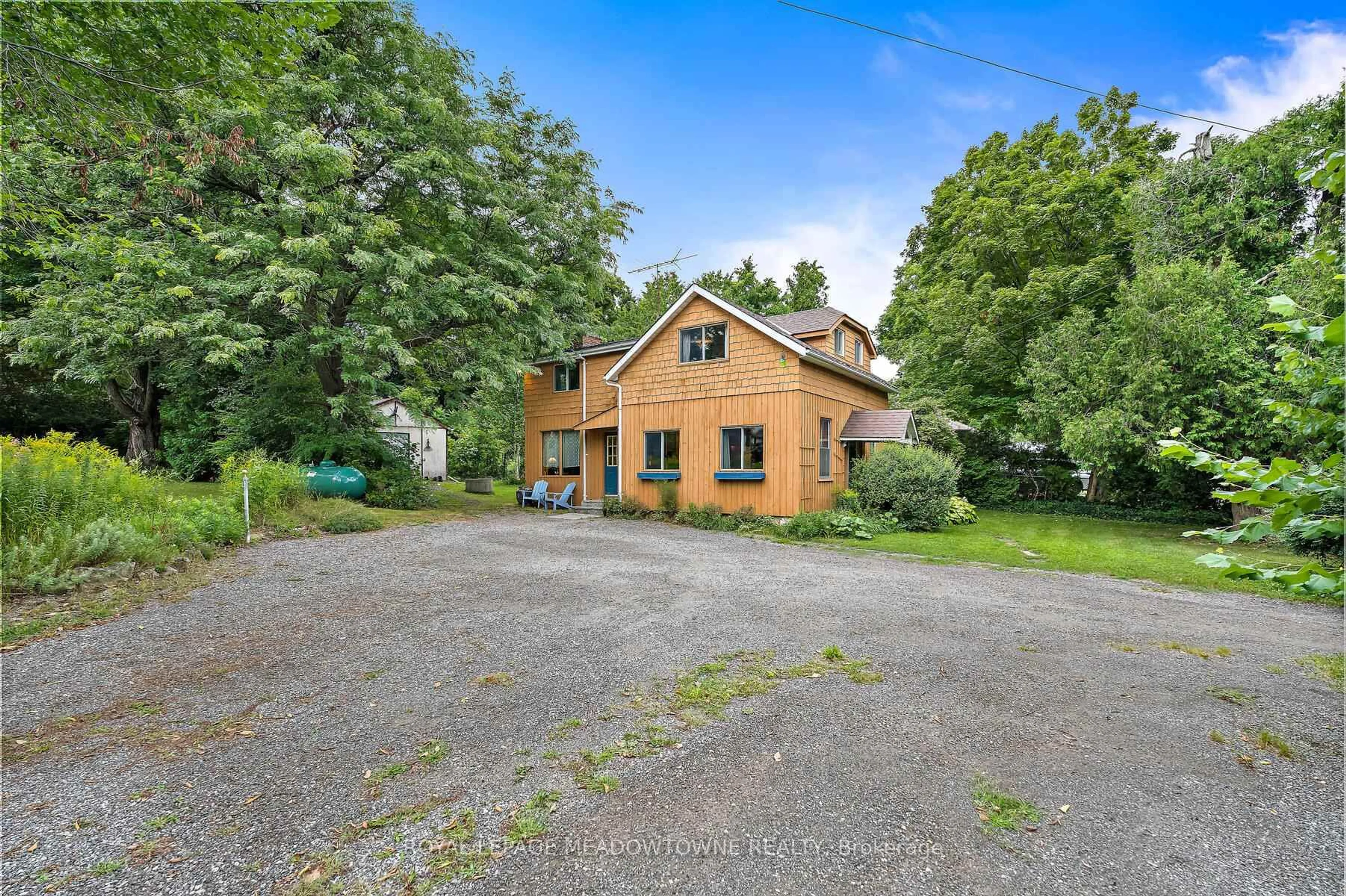 A pic from outside/outdoor area/front of a property/back of a property/a pic from drone, building for 11369 22 Side Rd, Halton Hills Ontario L0P 1H0