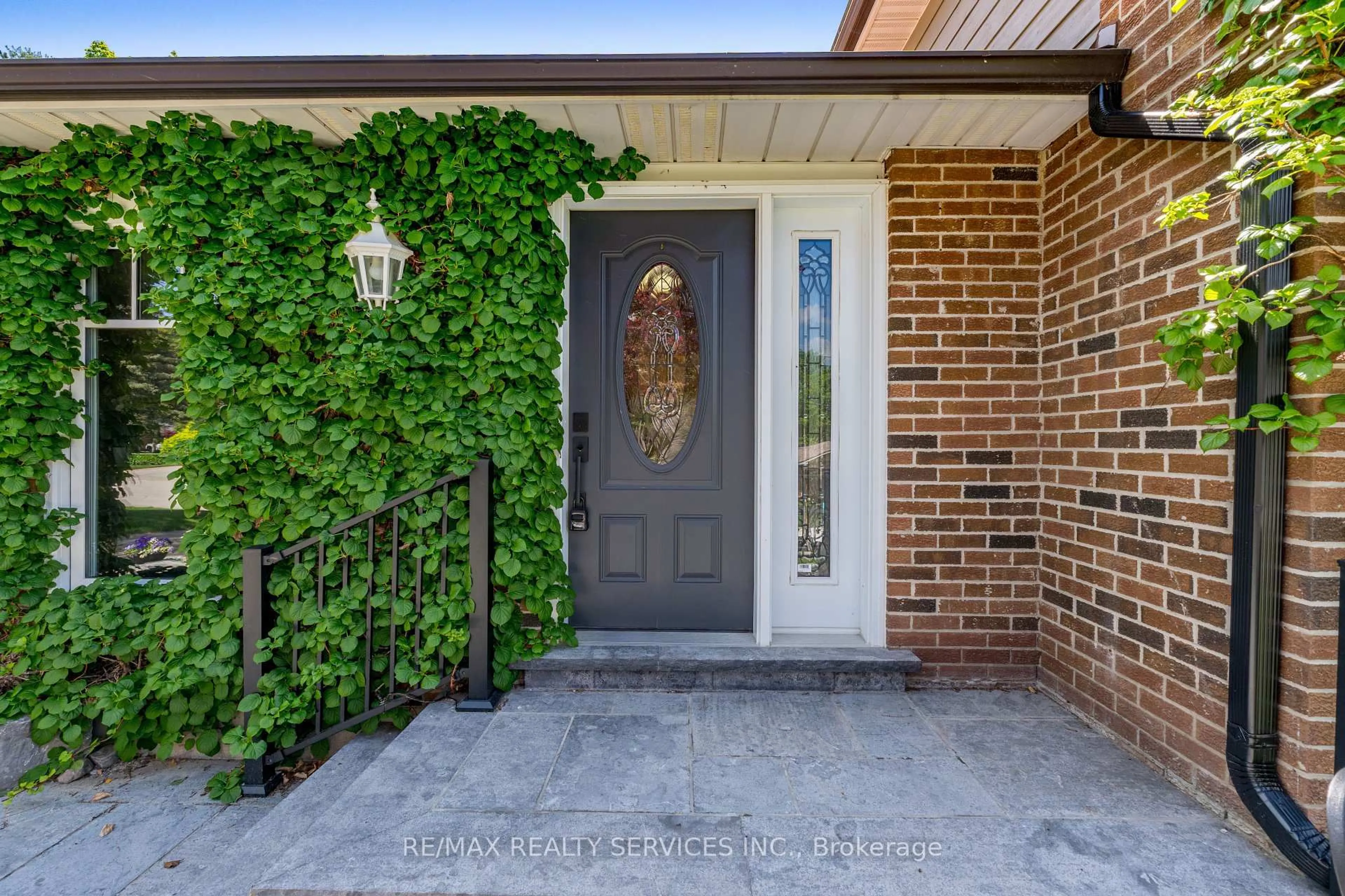 Indoor entryway for 25 Orsi Rd, Caledon Ontario L7C 1H6