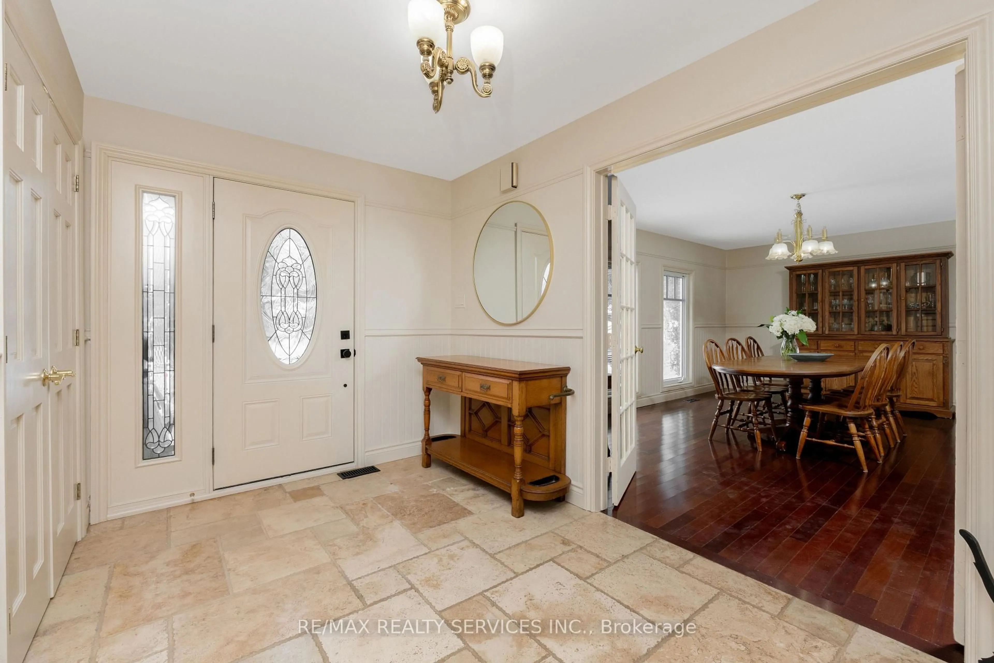 Indoor entryway for 25 Orsi Rd, Caledon Ontario L7C 1H6