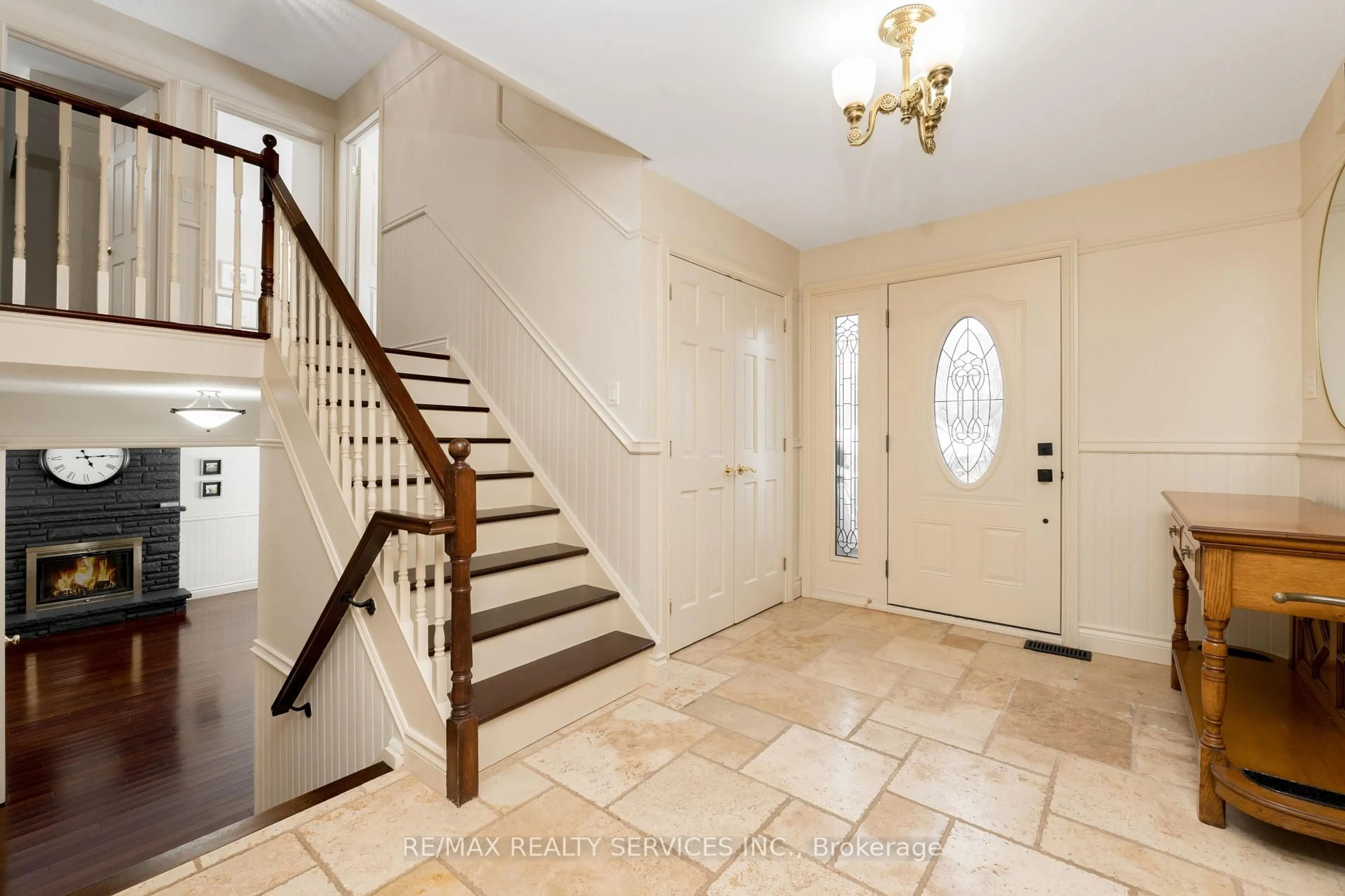 Indoor entryway for 25 Orsi Rd, Caledon Ontario L7C 1H6