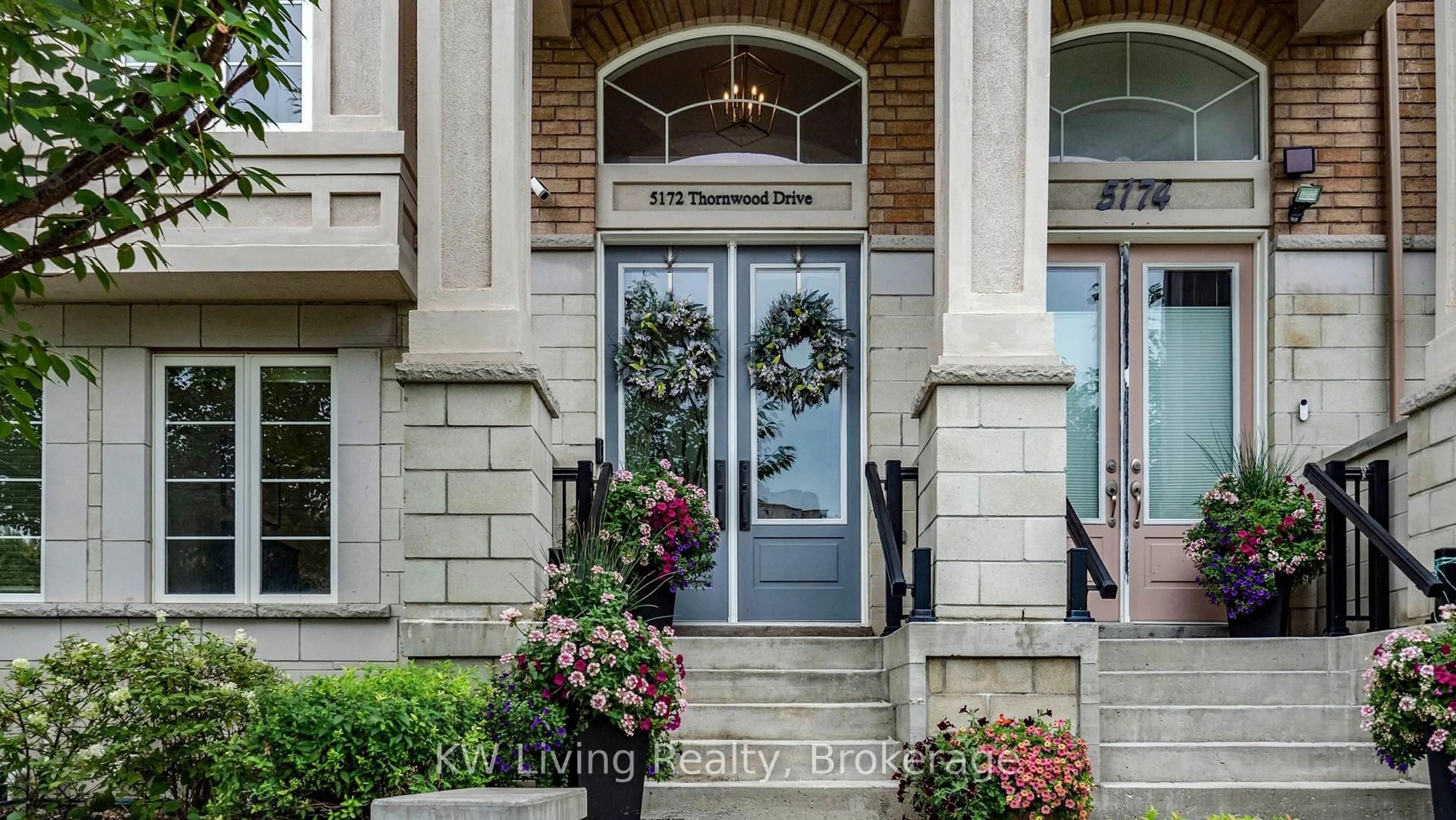 Indoor entryway for 5172 Thornwood Dr, Mississauga Ontario L4Z 0C4