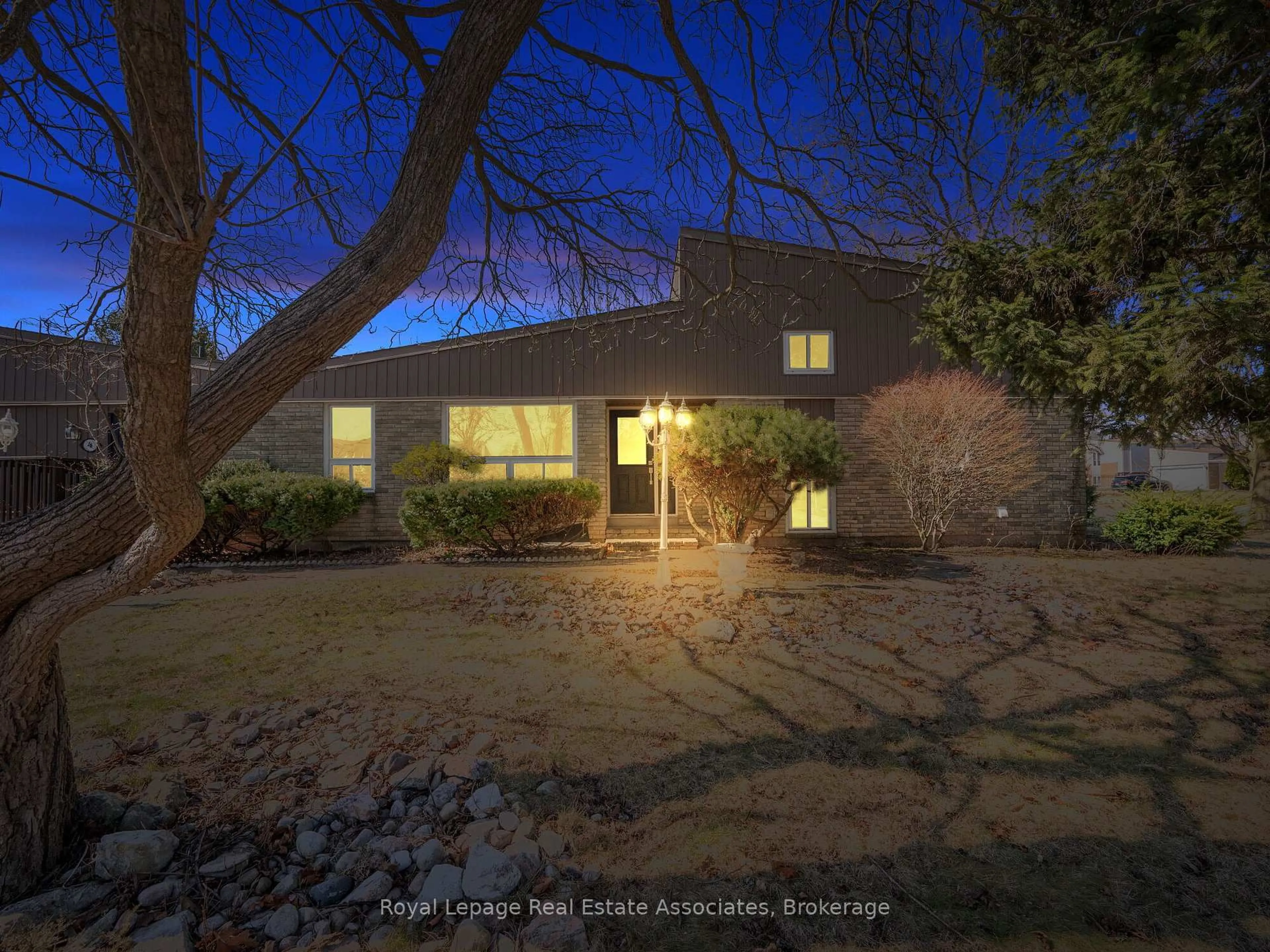 A pic from outside/outdoor area/front of a property/back of a property/a pic from drone, street for 4 Dunray Crt, Mississauga Ontario L5N 1E4