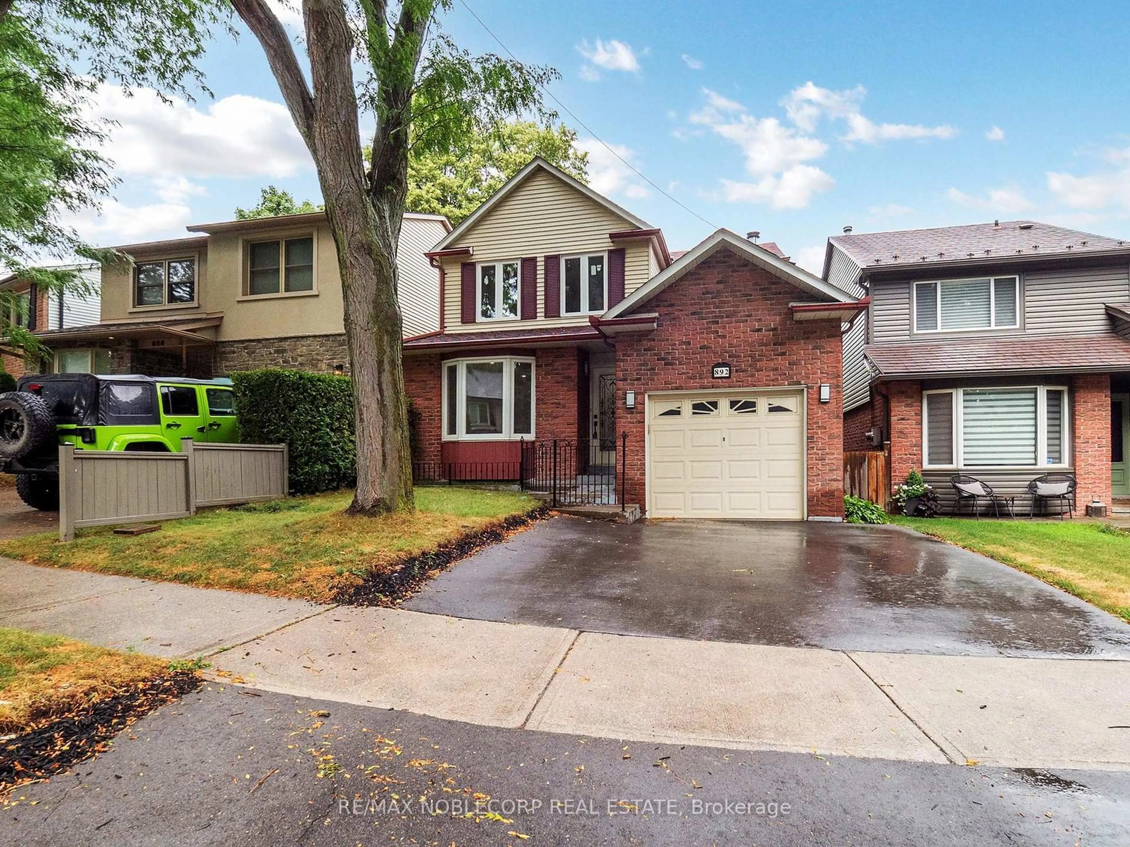 Home with brick exterior material, street for 892 Sweetwater Cres, Mississauga Ontario L5H 4A8