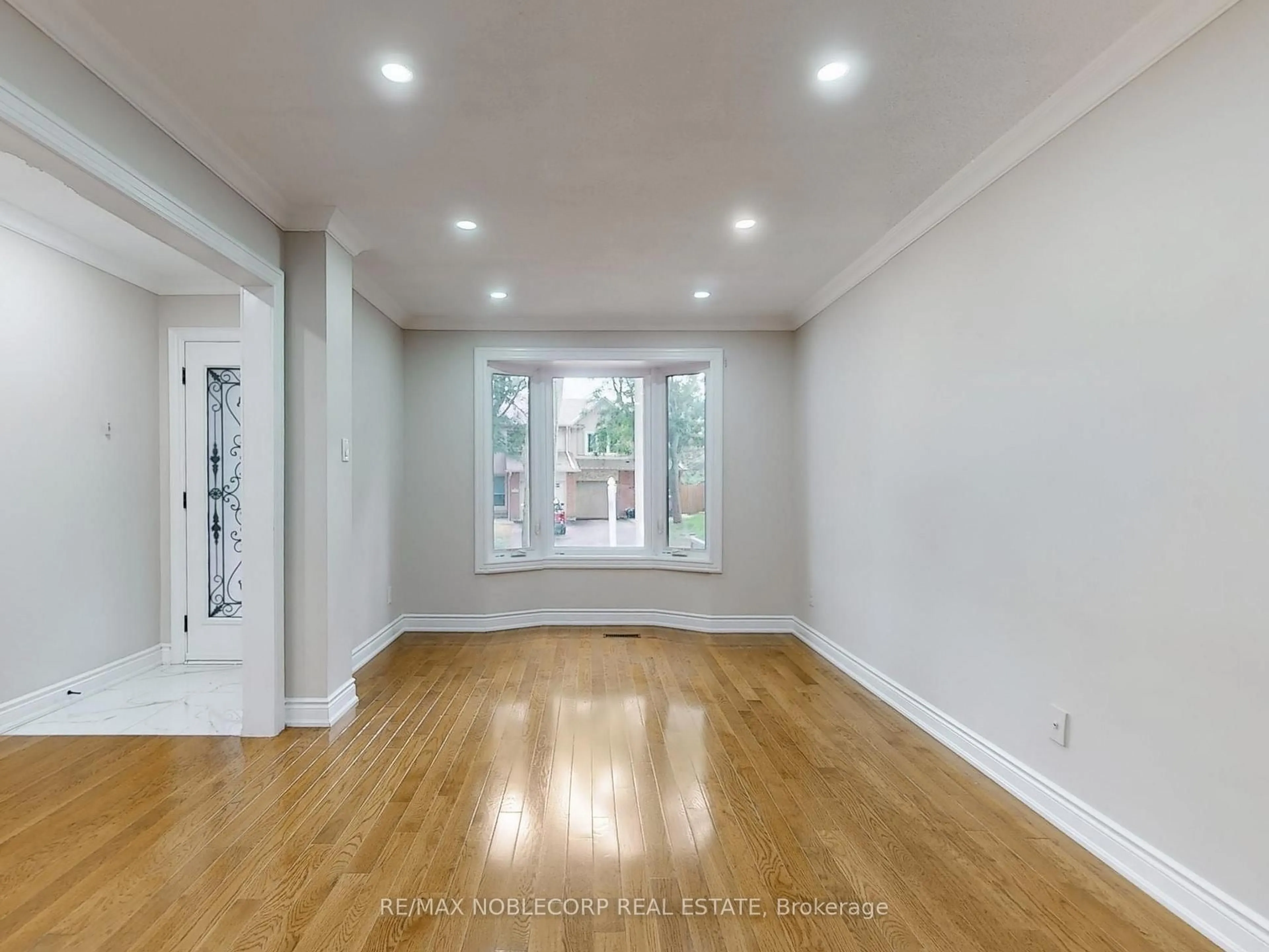 A pic of a room for 892 Sweetwater Cres, Mississauga Ontario L5H 4A8