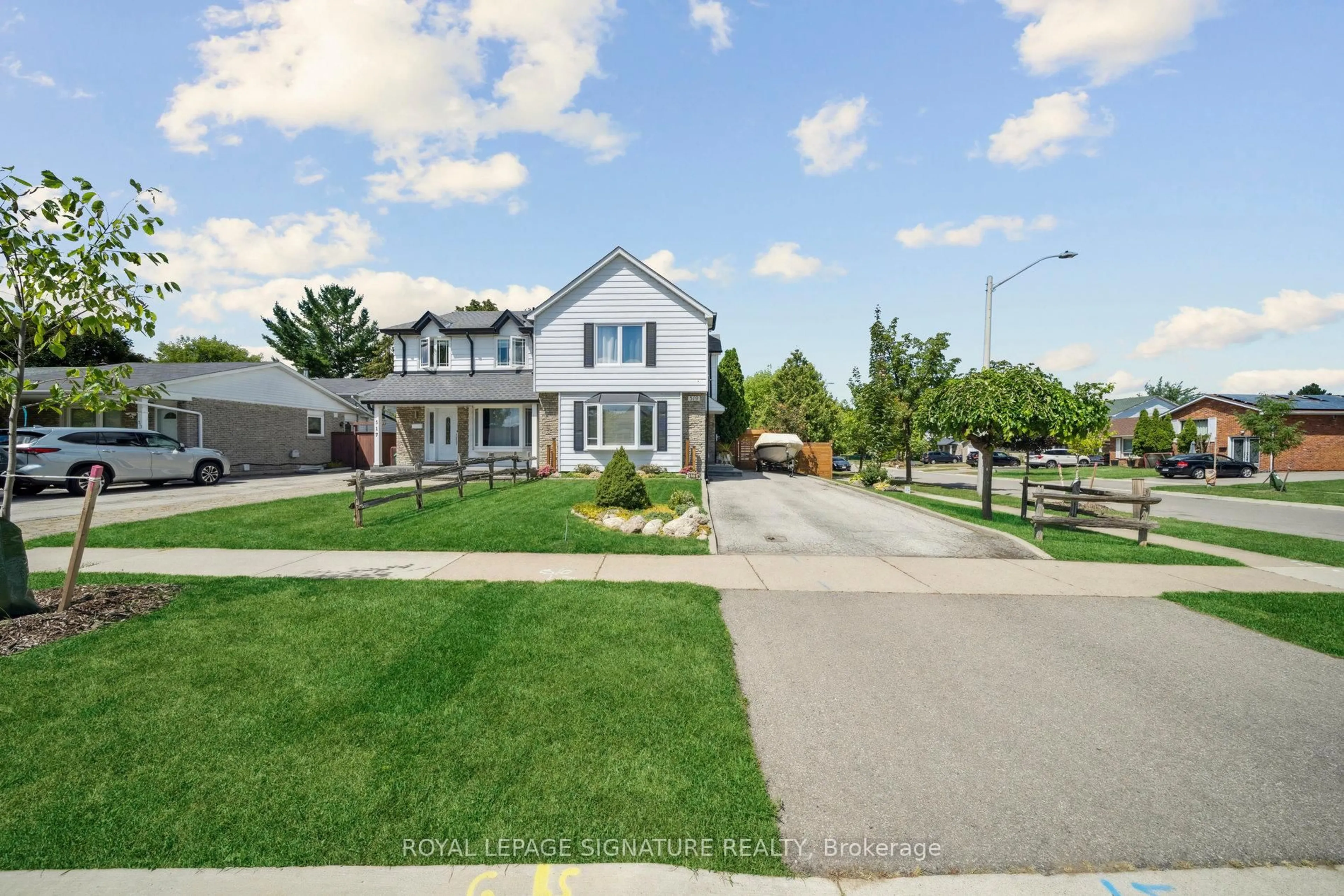 A pic from outside/outdoor area/front of a property/back of a property/a pic from drone, street for 519 Galedowns Crt, Mississauga Ontario L5A 3J1