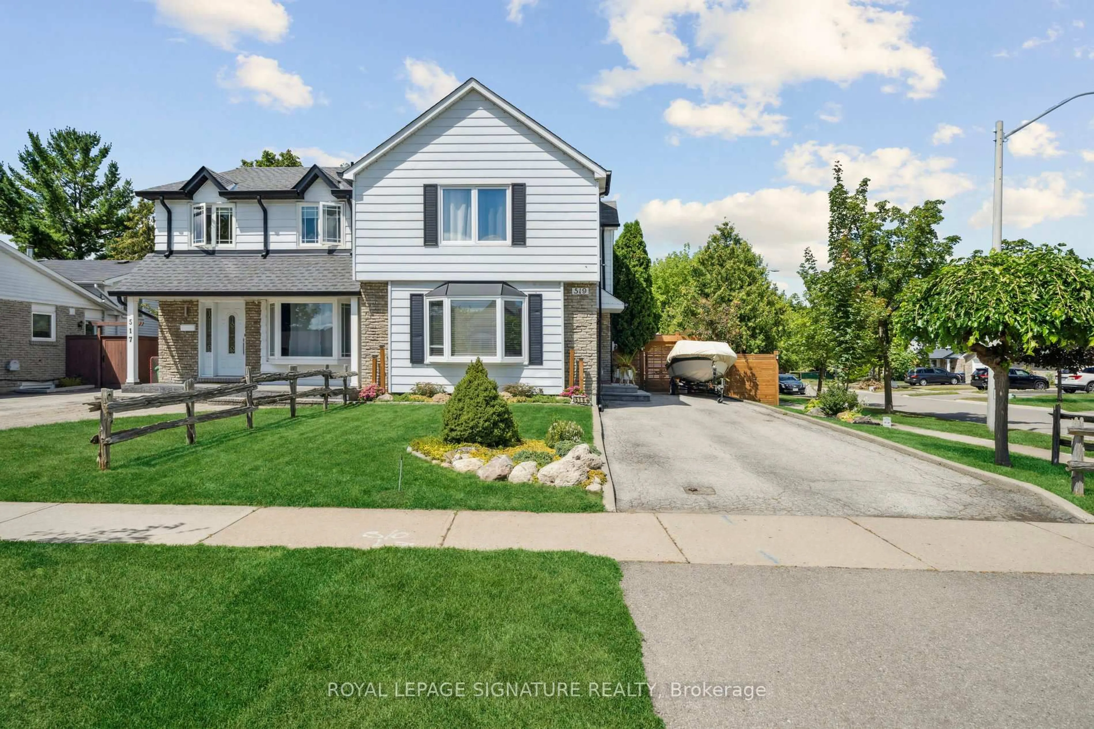 A pic from outside/outdoor area/front of a property/back of a property/a pic from drone, street for 519 Galedowns Crt, Mississauga Ontario L5A 3J1