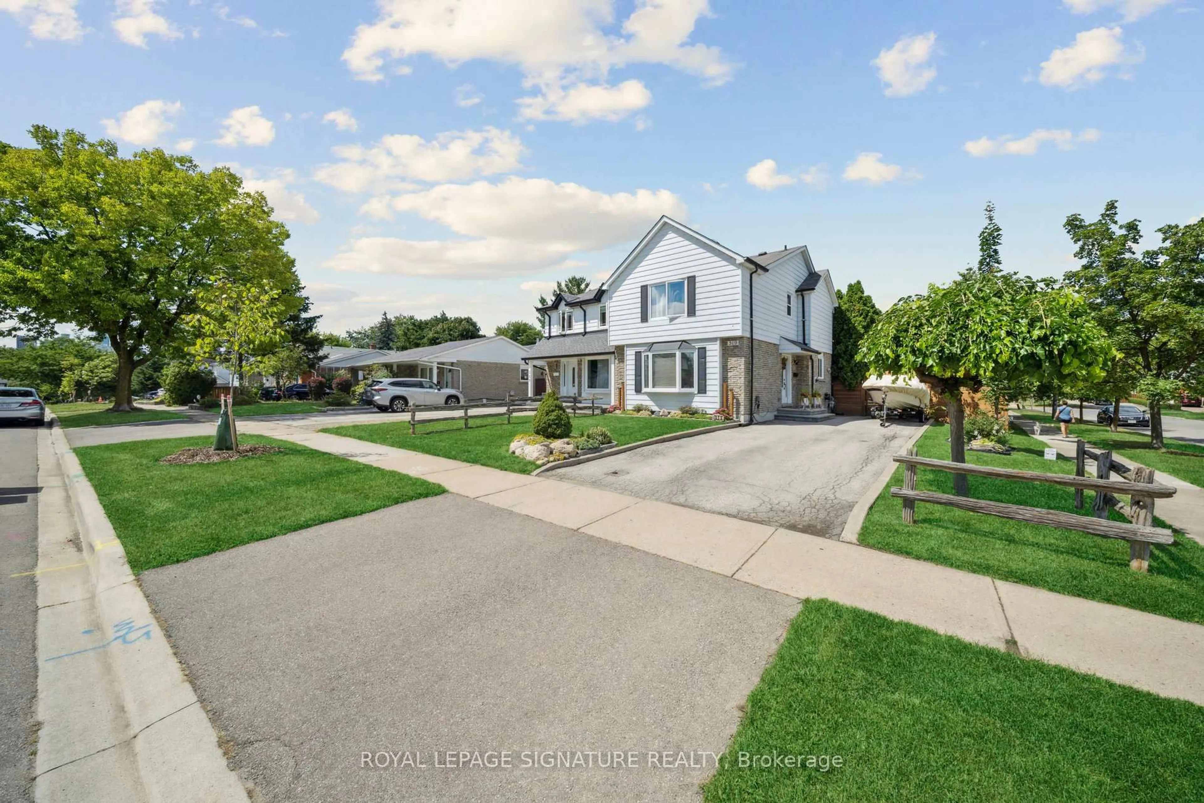 A pic from outside/outdoor area/front of a property/back of a property/a pic from drone, street for 519 Galedowns Crt, Mississauga Ontario L5A 3J1