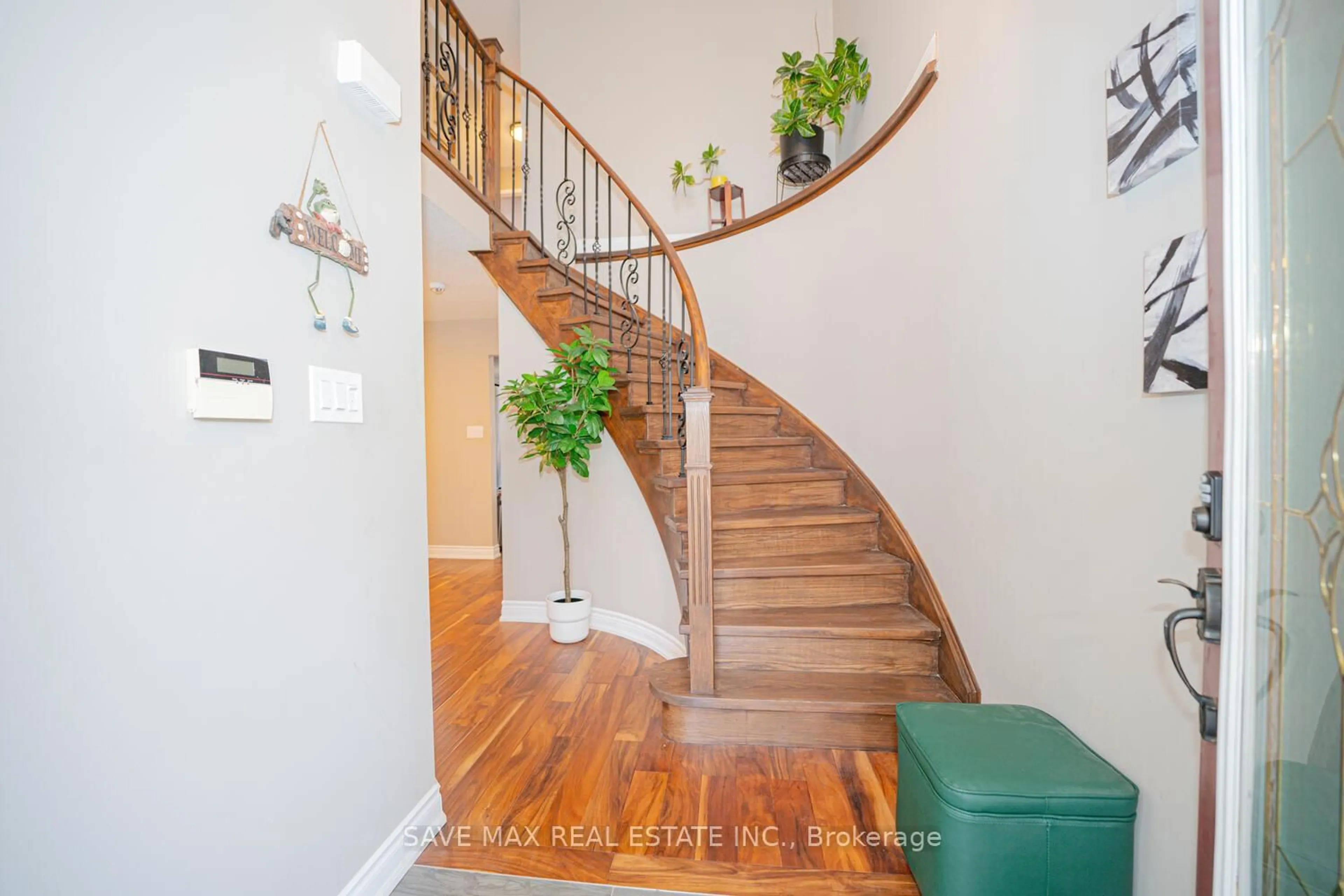 Stairs for 82 Belmont Blvd, Halton Hills Ontario L7G 6E7