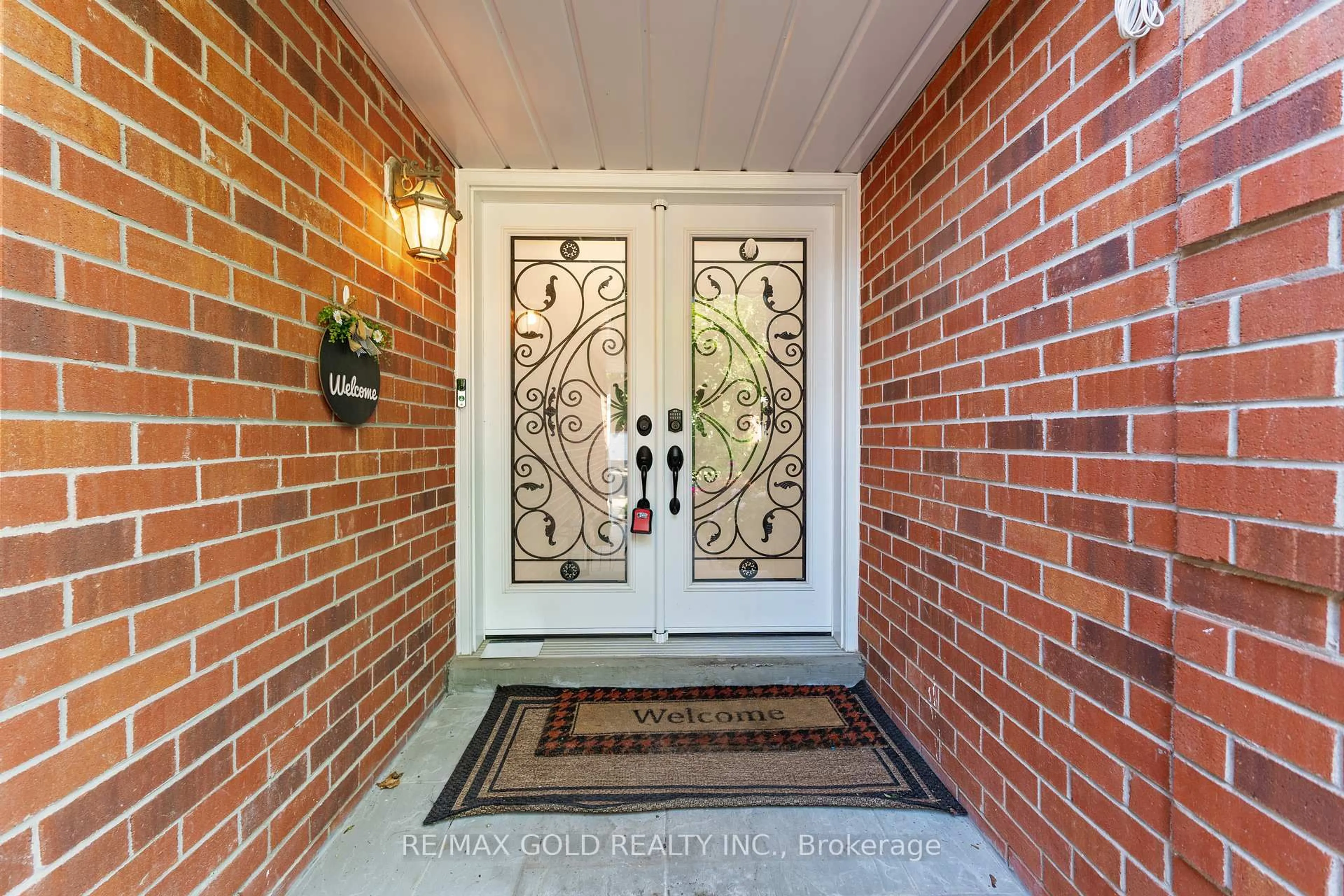 Indoor entryway for 66 Barr Cres, Brampton Ontario L6Z 3E2