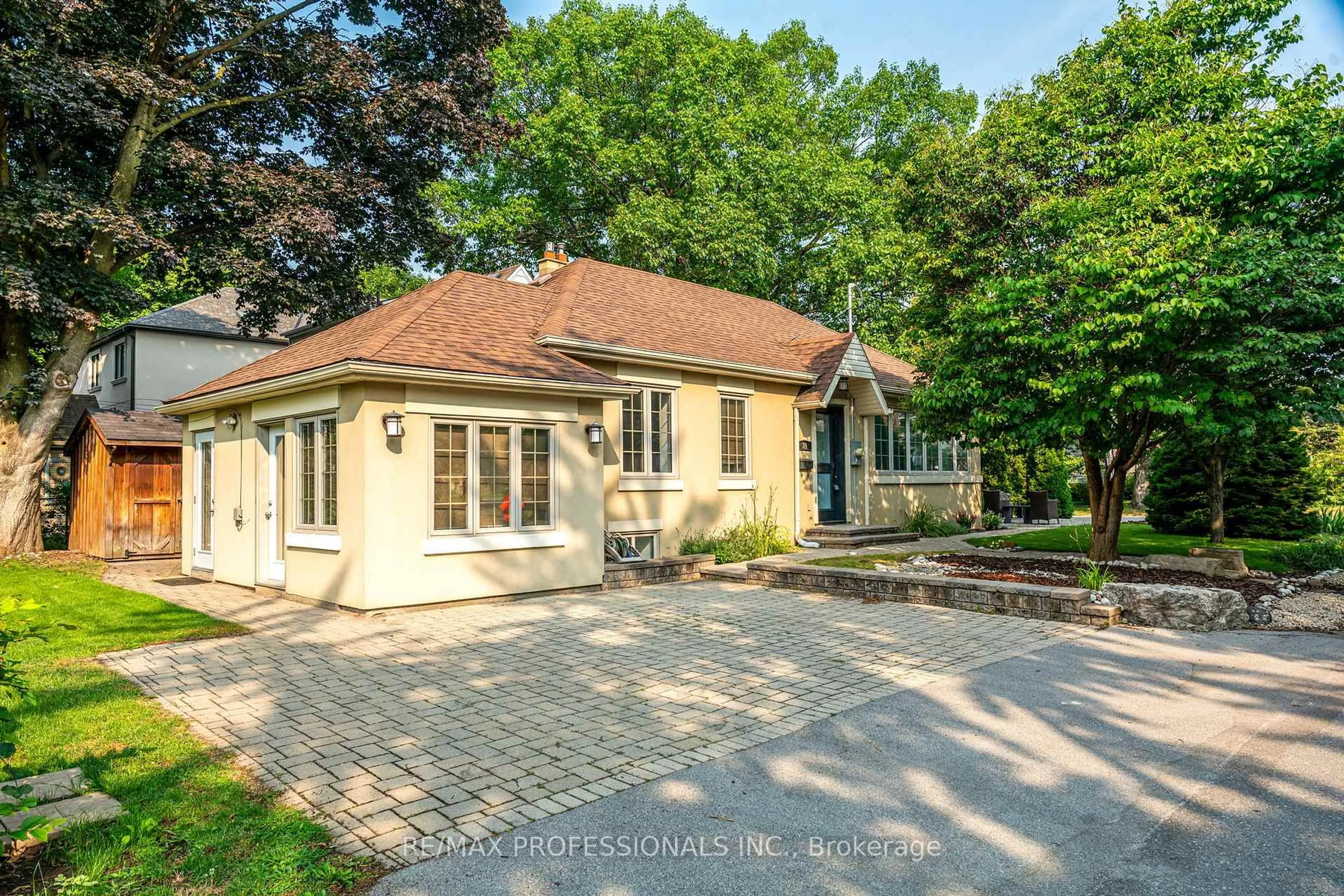 A pic from outside/outdoor area/front of a property/back of a property/a pic from drone, street for 34 Monkton Ave, Toronto Ontario M8Z 4N2