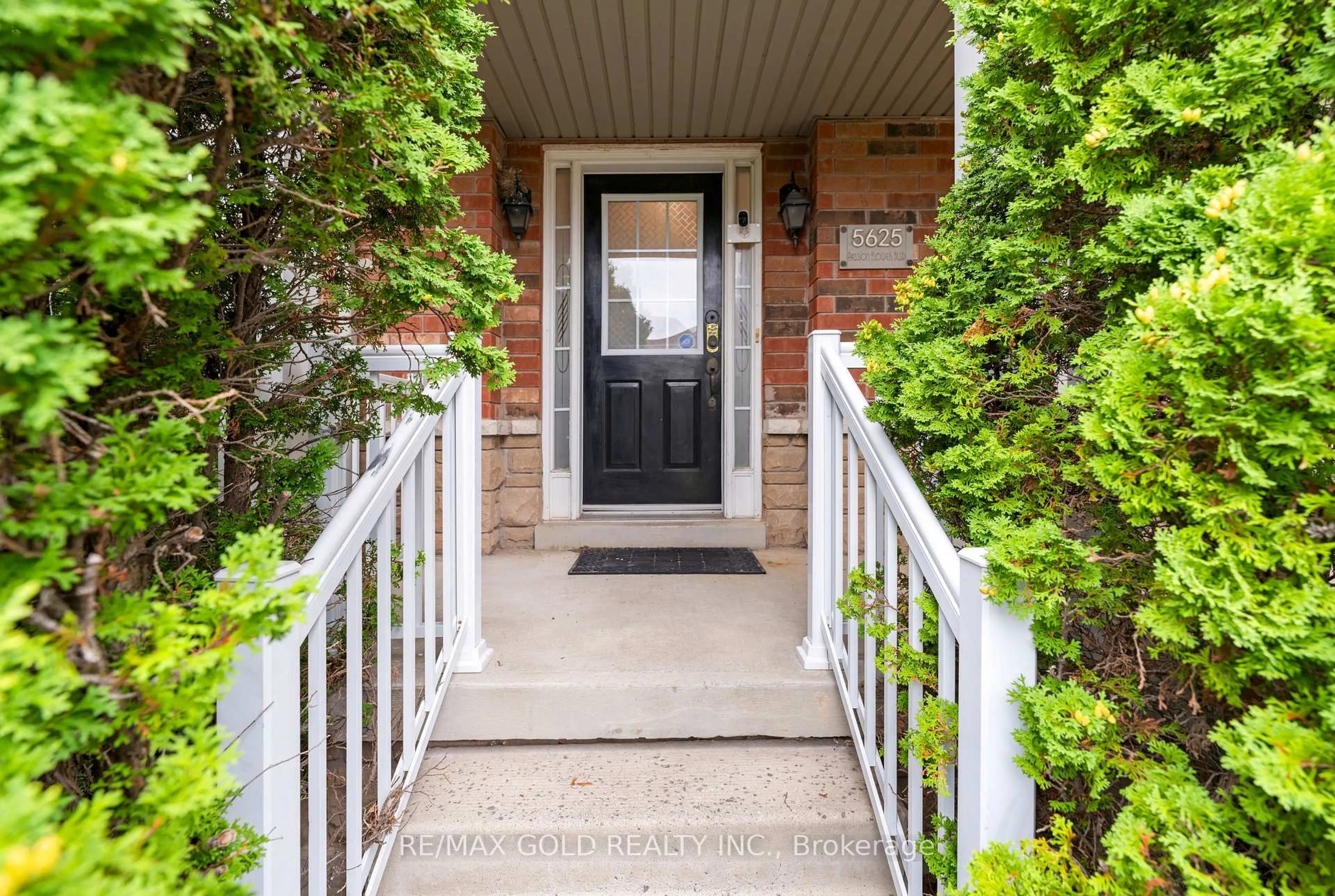 Indoor entryway for 5625 Passion Flower Blvd, Mississauga Ontario L5M 7N2