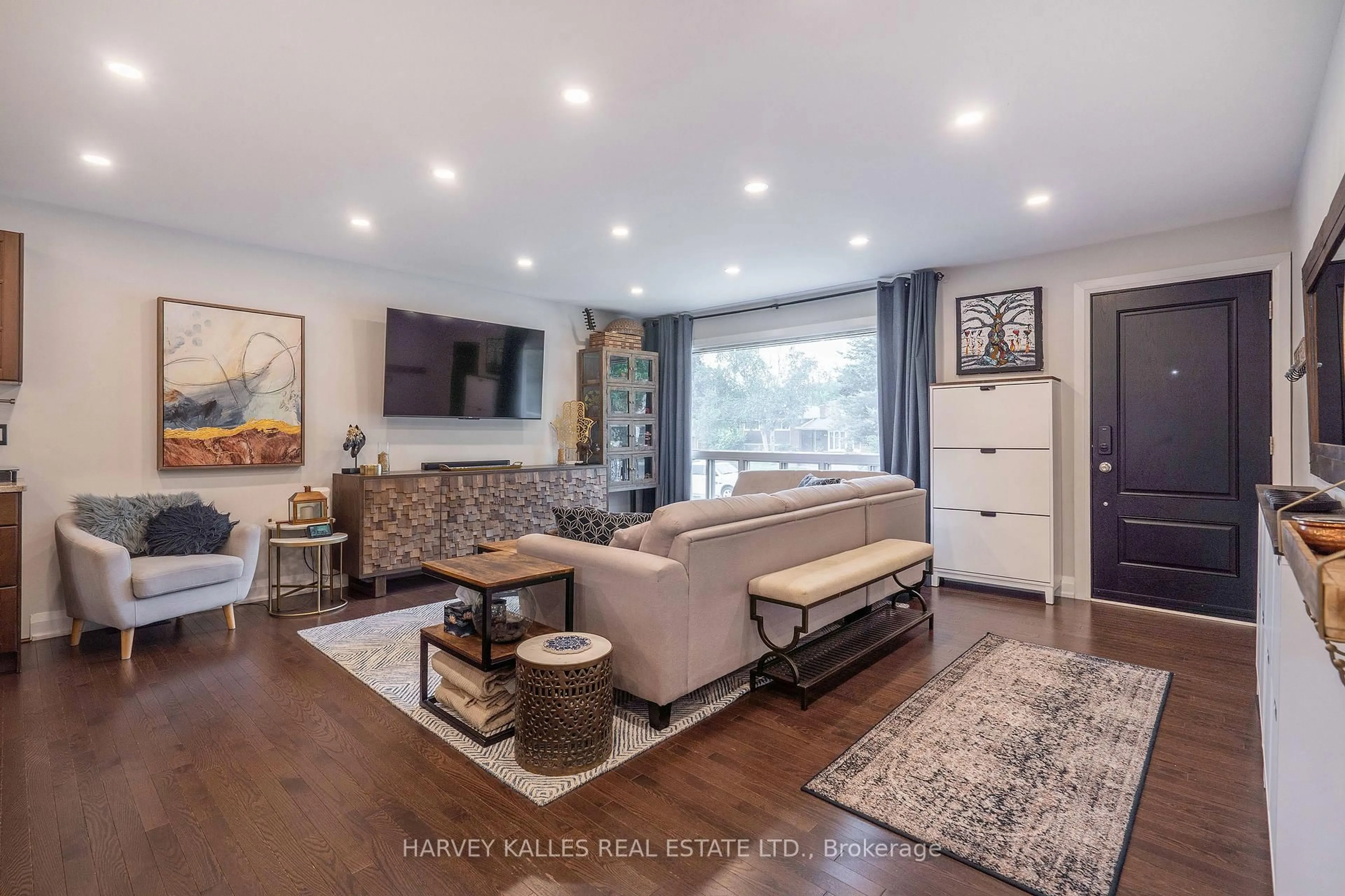 Living room with furniture, unknown for 49 Theodore Dr, Mississauga Ontario L5M 1E5