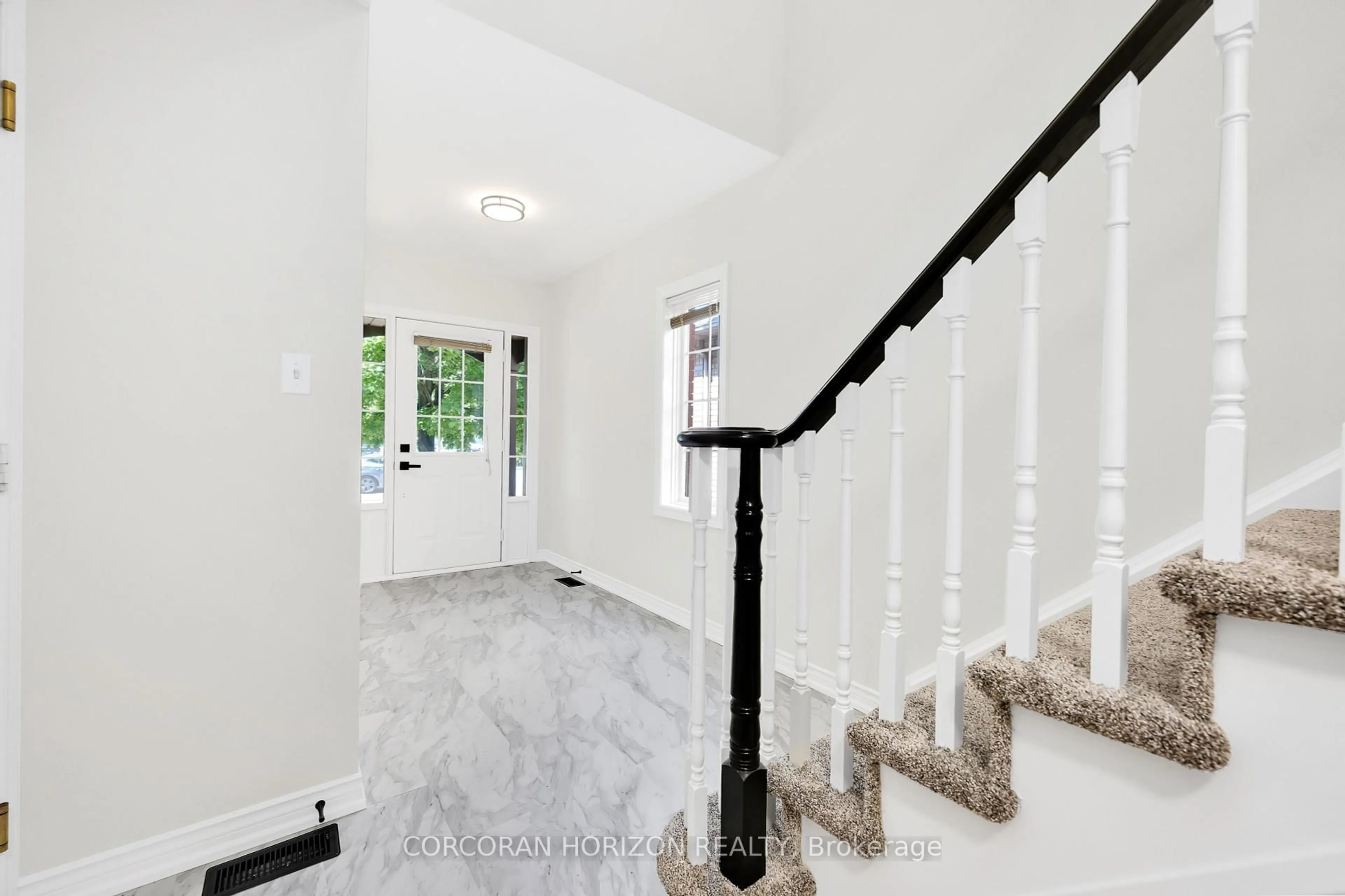 Indoor foyer for 1465 Headon Rd, Burlington Ontario L7M 4N1