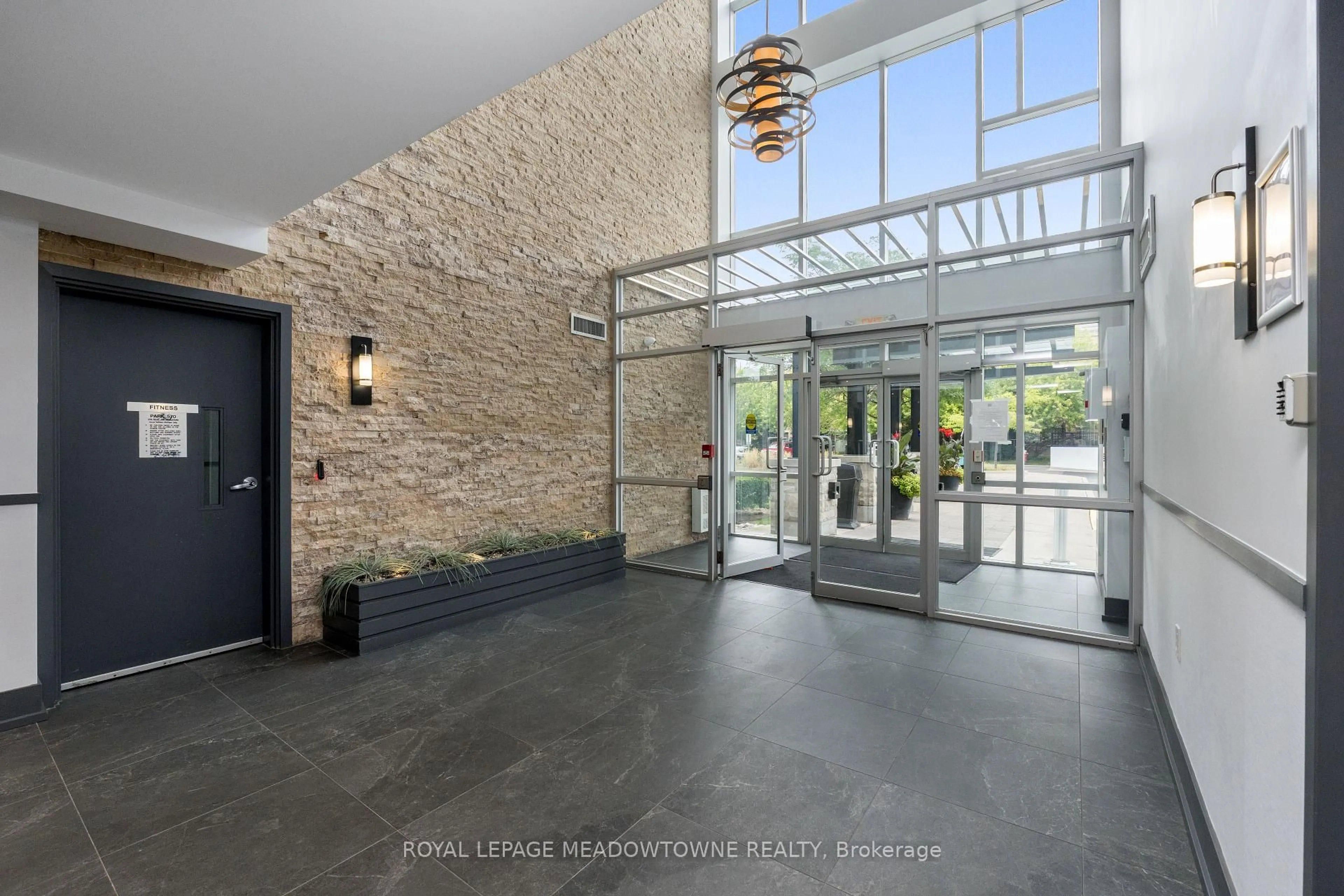 Indoor foyer for 570 Lolita Gdns #125, Mississauga Ontario L5A 0A1