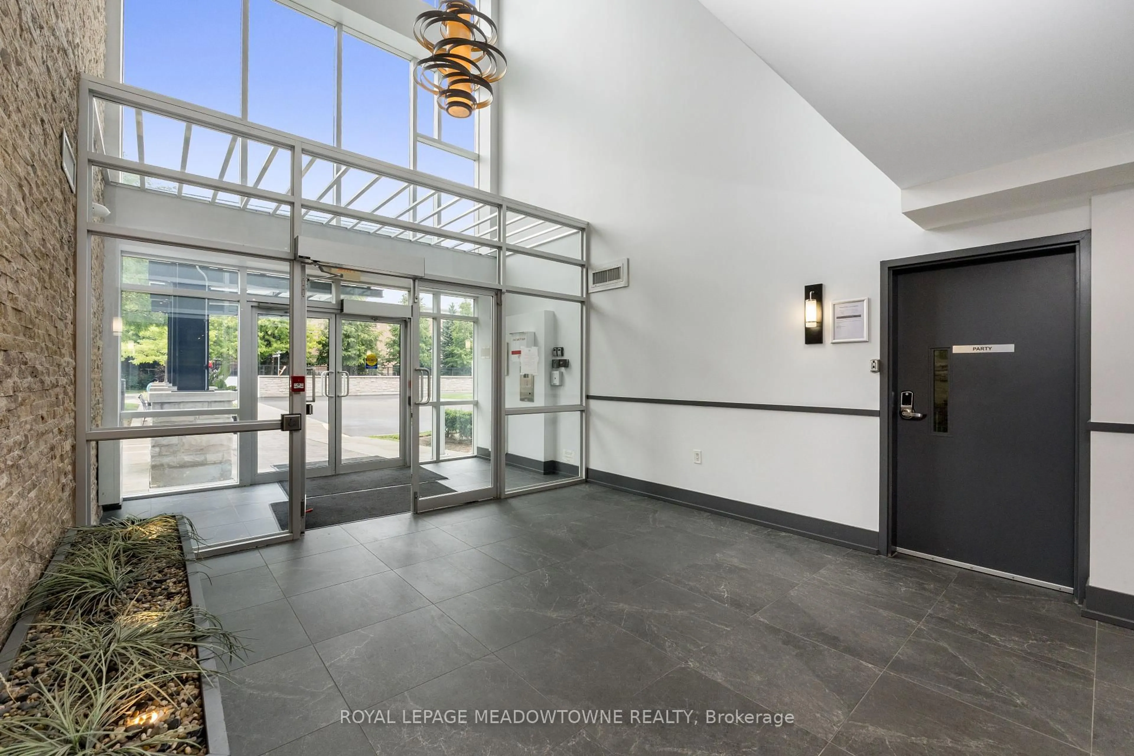 Indoor foyer for 570 Lolita Gdns #125, Mississauga Ontario L5A 0A1