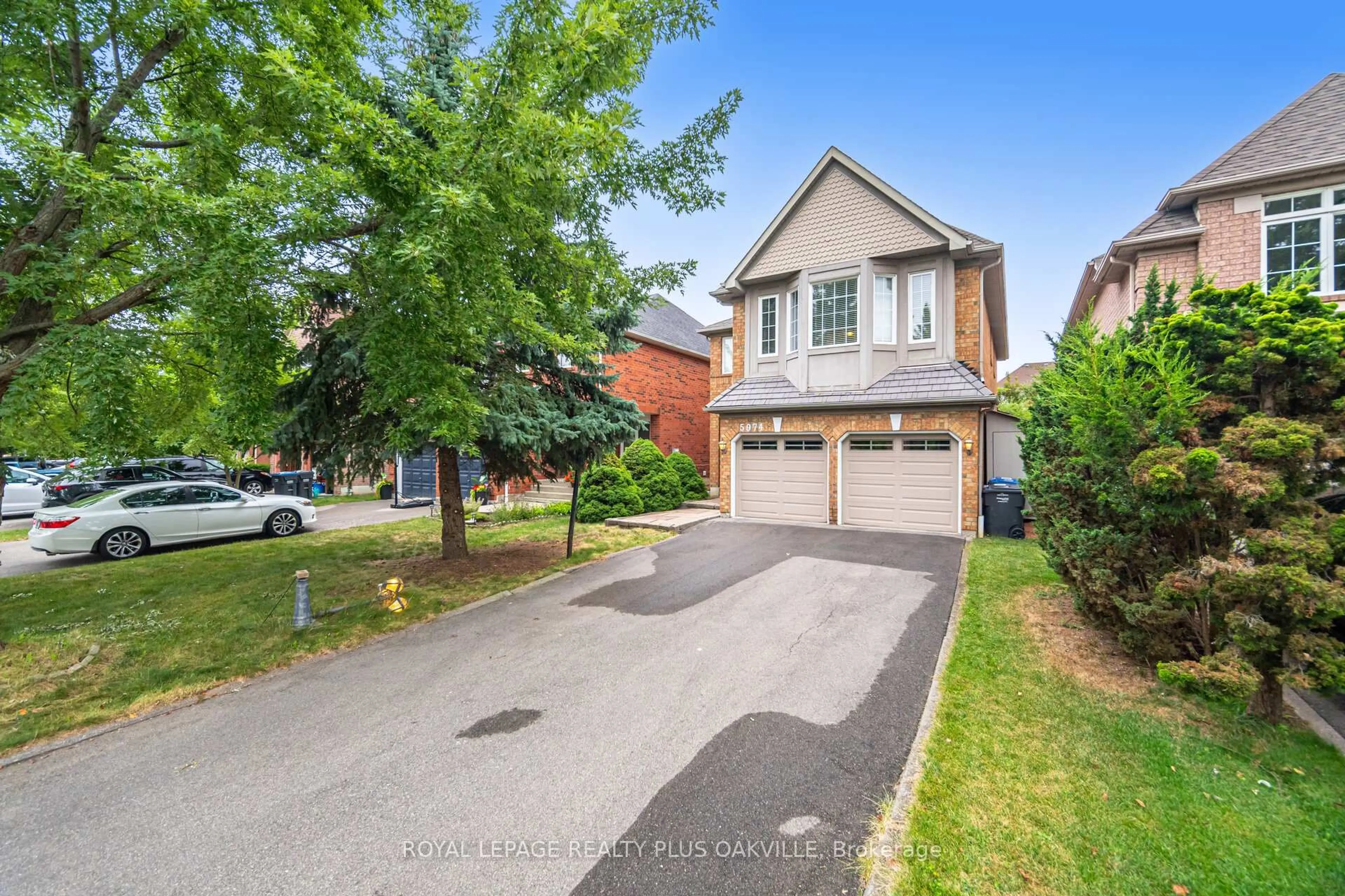 A pic from outside/outdoor area/front of a property/back of a property/a pic from drone, street for 5974 Tweed Crt, Mississauga Ontario L5M 5S6