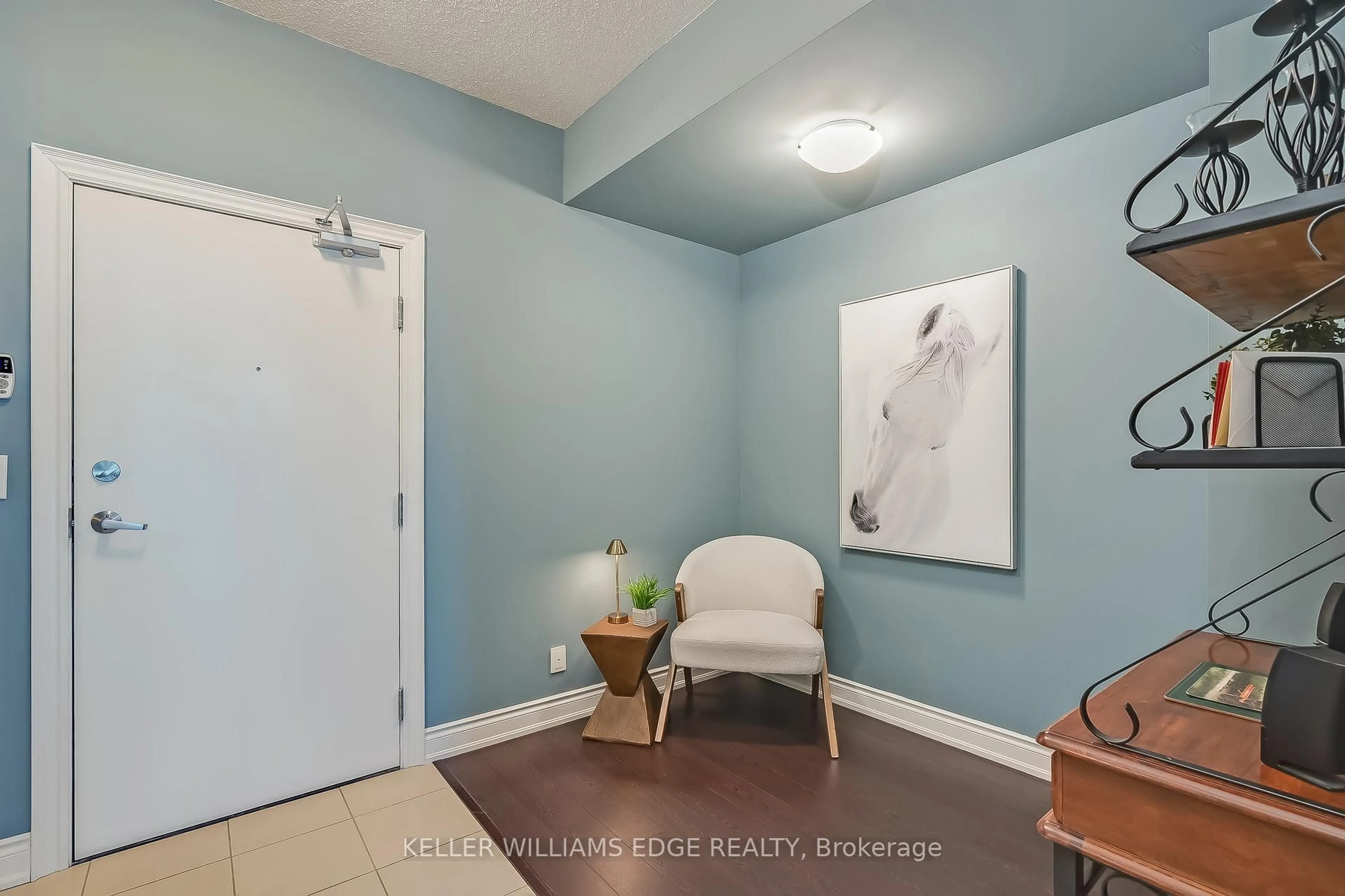 Indoor entryway for 1940 Ironstone Dr #407, Burlington Ontario L7L 0E4