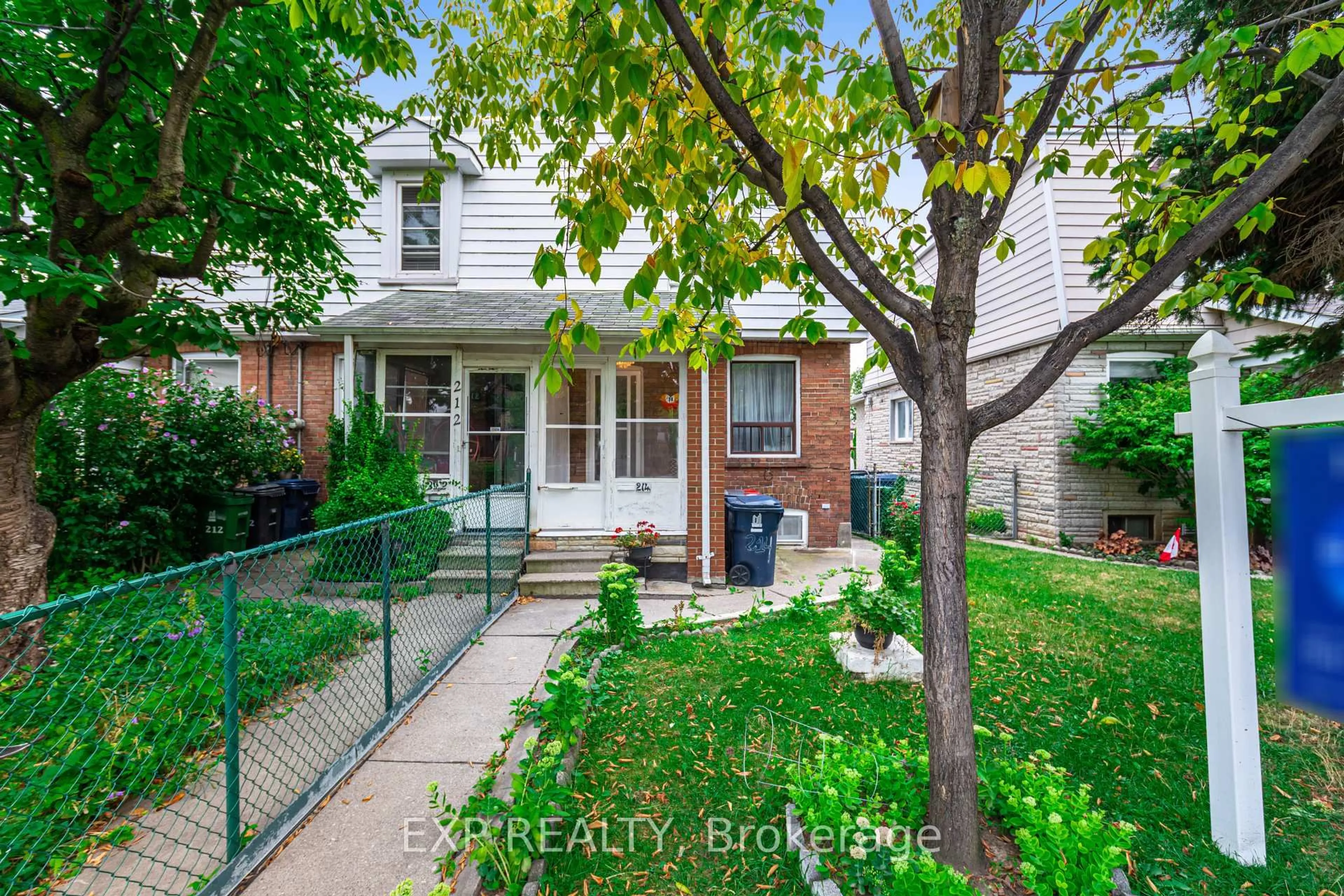 A pic from outside/outdoor area/front of a property/back of a property/a pic from drone, street for 214 Silverthorn Ave, Toronto Ontario M6N 3K4